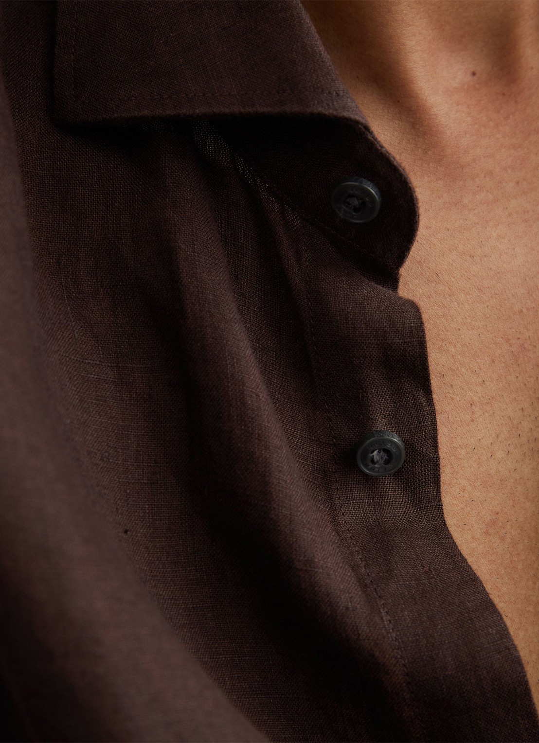 Reiss Ruban regular fit overhemd van linnen - detail 4 chocoladebruin