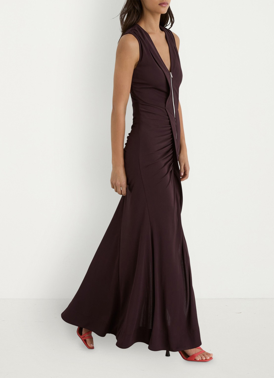 Reiss Scarlett maxi jurk van crêpe met ruches - detail 4 chocoladebruin