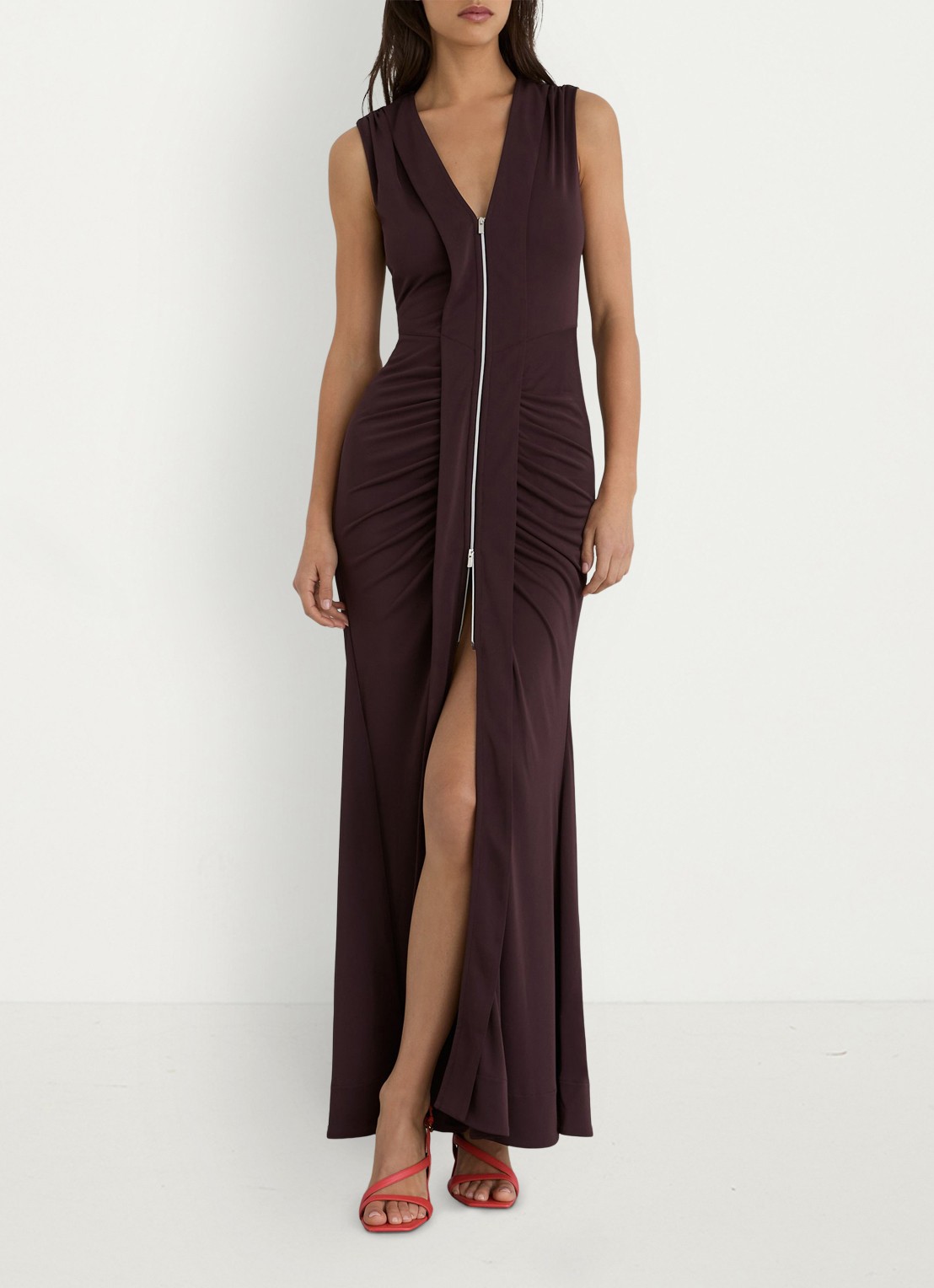 Reiss Scarlett maxi jurk van crêpe met ruches - voorkant 2 chocoladebruin