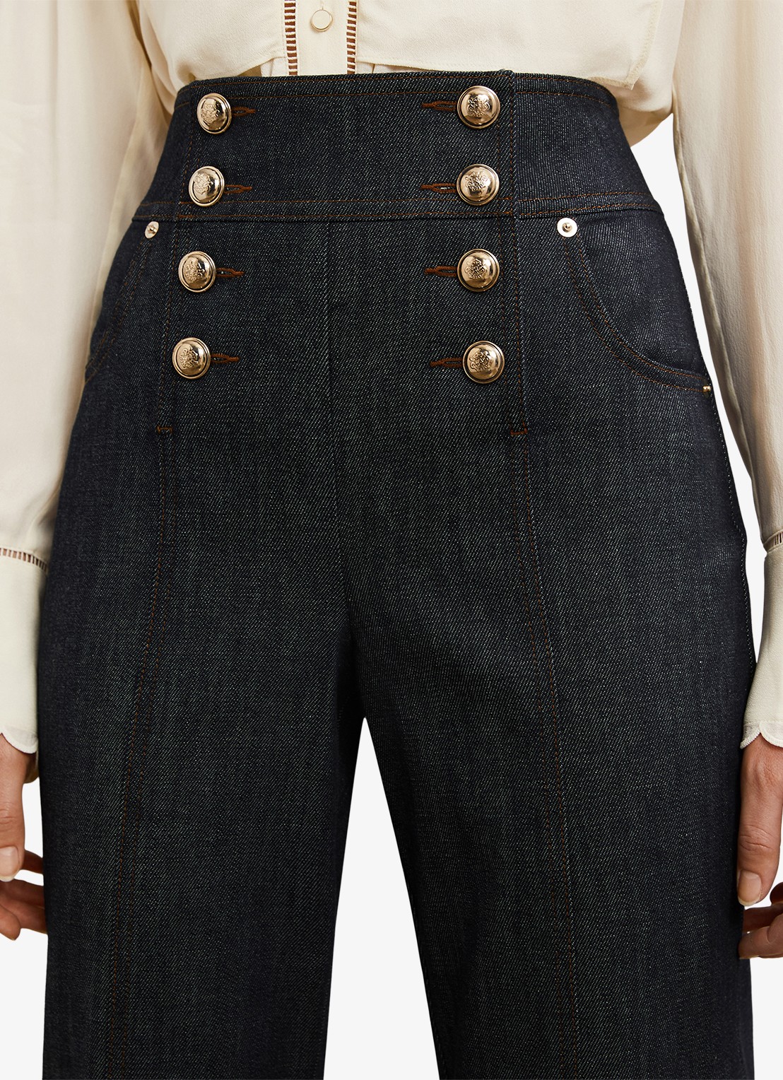 Reiss Skylar high waist flared jeans met knoop details - detail 4 denim