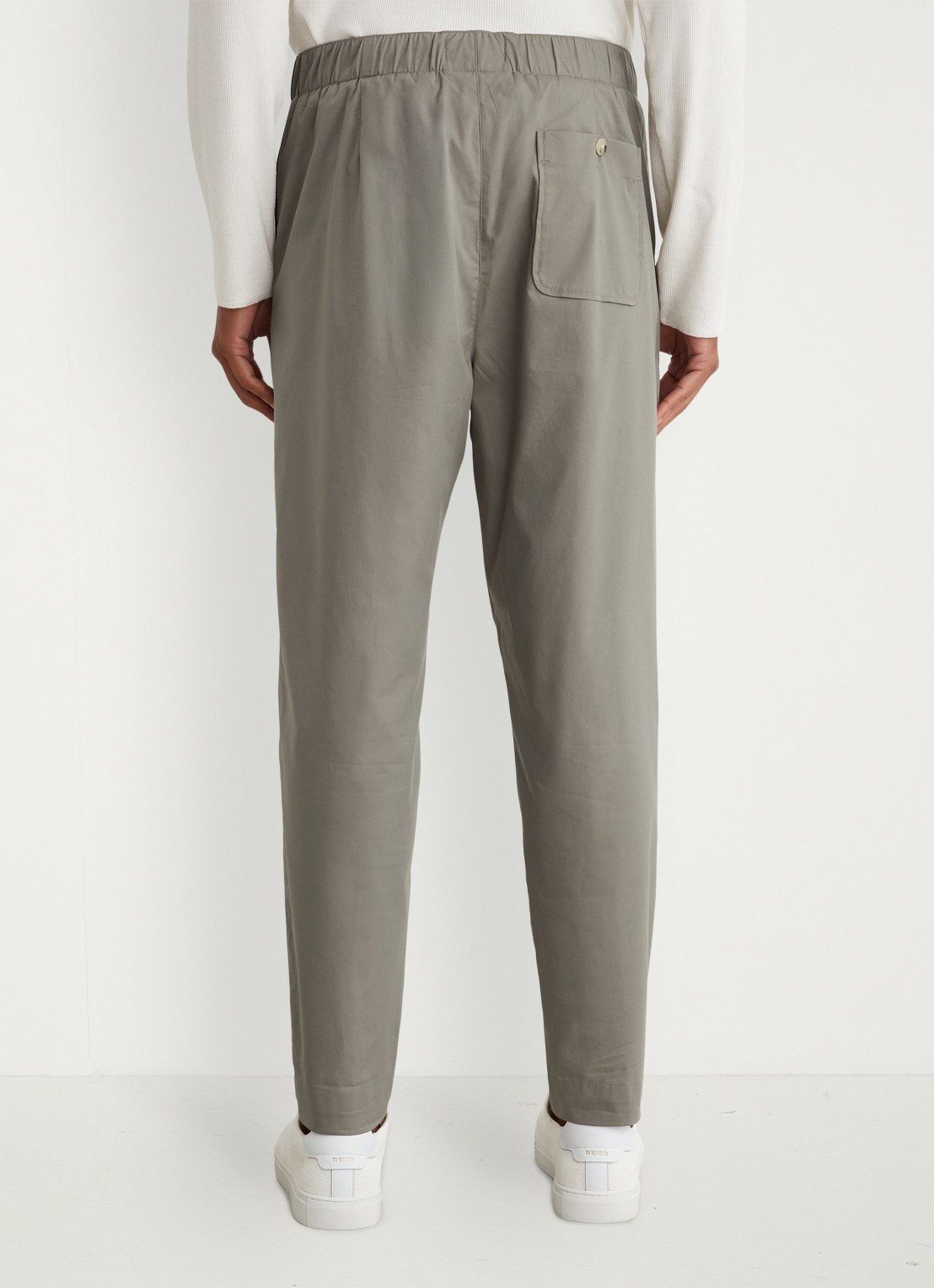 Reiss SNAP Cotton-Blend Lightweight Tapered Trousers - achterkant olijfgroen
