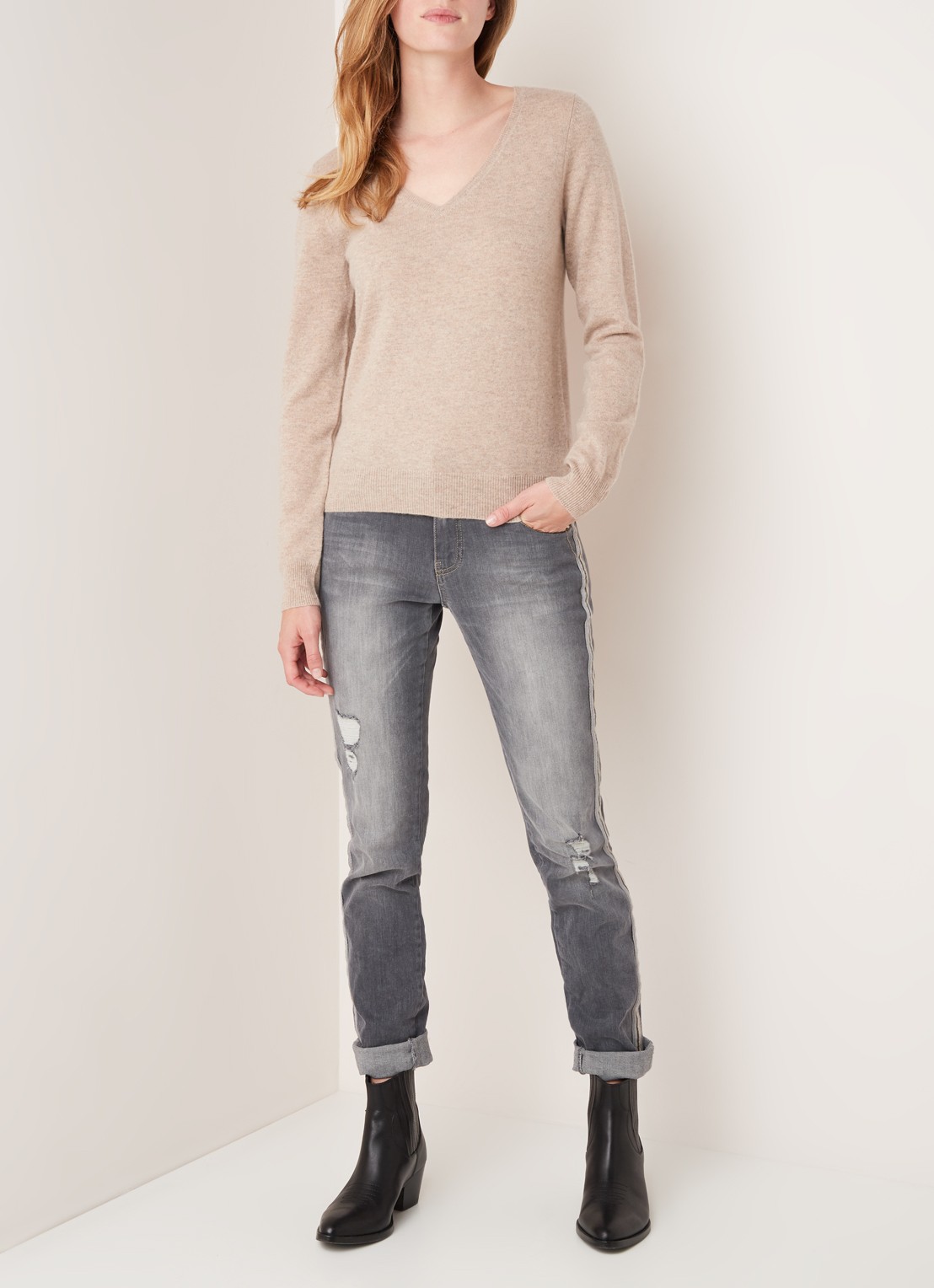 Repeat Fijngebreide pullover van kasjmier met V-hals - voorkant 2 zand