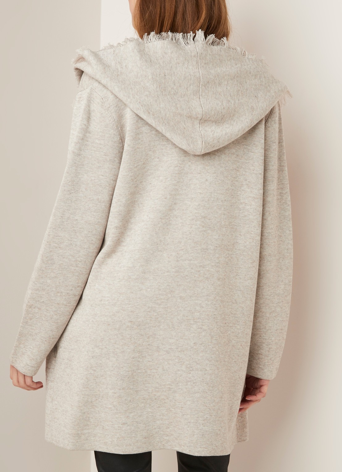 Repeat Openvallend vest met franjes  - achterkant 2 zand