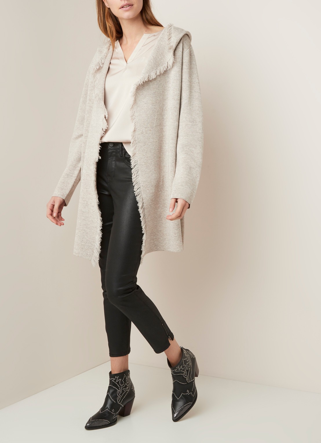 Repeat Openvallend vest met franjes  - voorkant zand