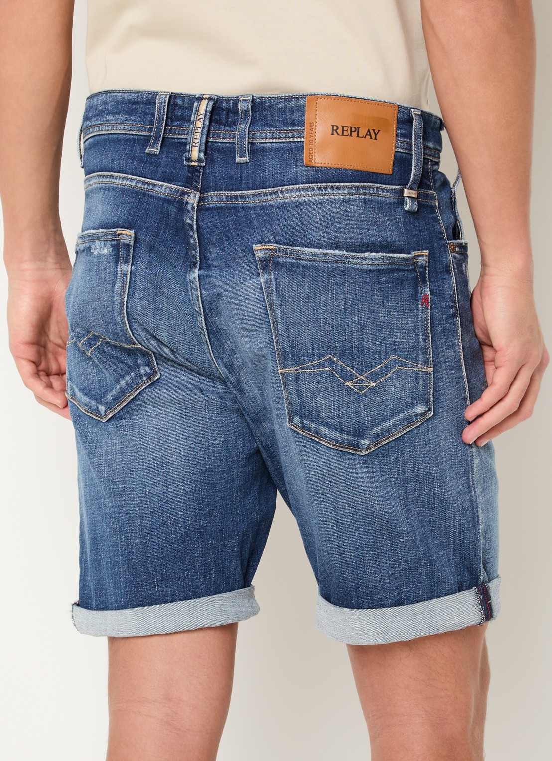 Replay 981 tapered fit korte broek van denim met destroyed afwerking - achterkant indigo