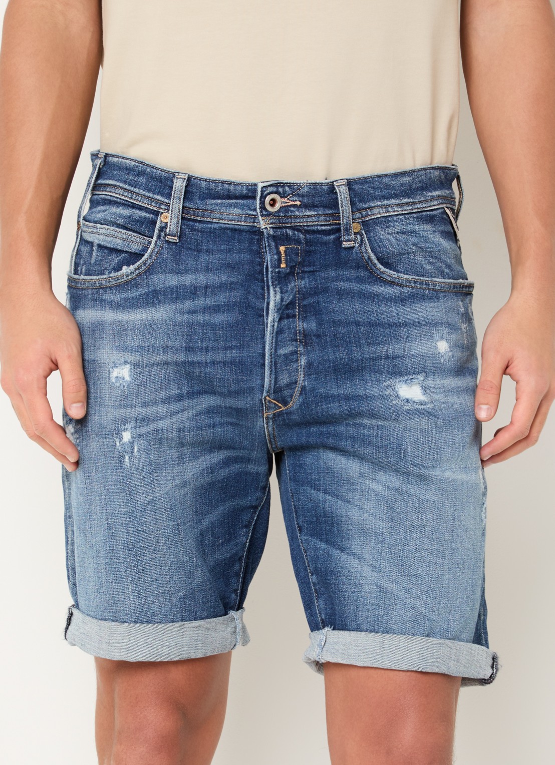 Replay 981 tapered fit korte broek van denim met destroyed afwerking - detail 2 indigo