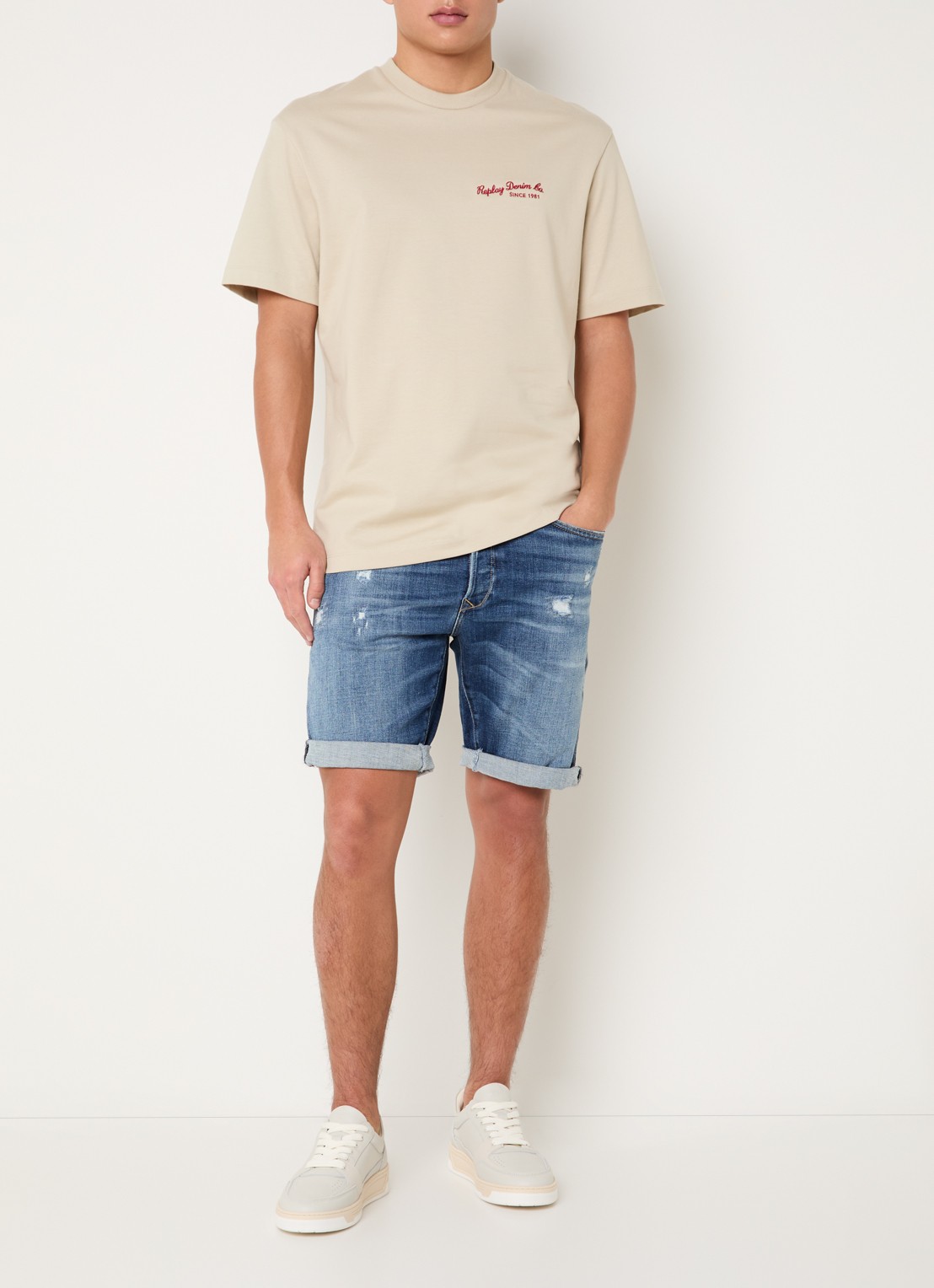Replay 981 tapered fit korte broek van denim met destroyed afwerking - voorkant 4 indigo