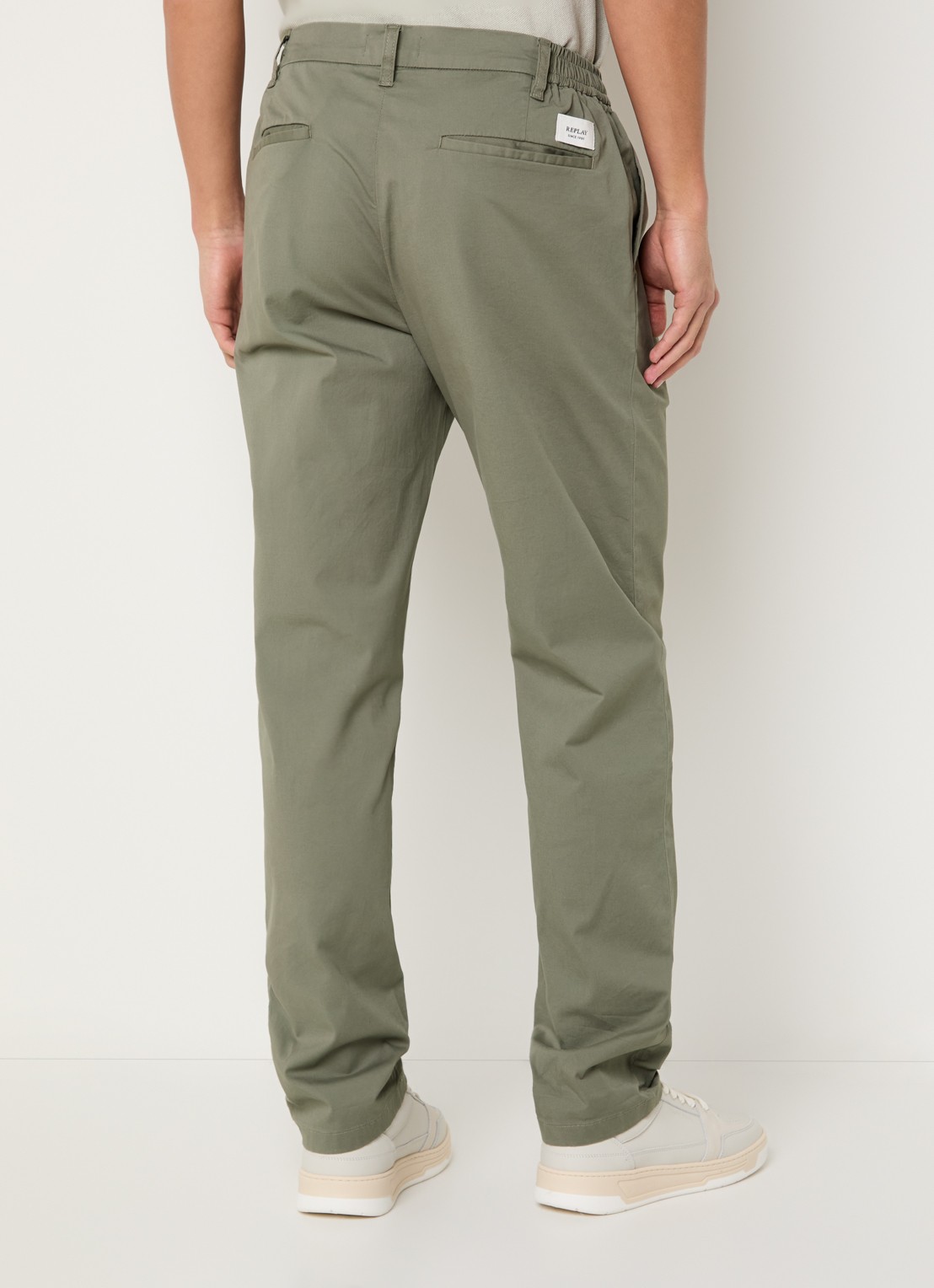 Replay Adhann tapered fit chino met steekzakken - achterkant olijfgroen