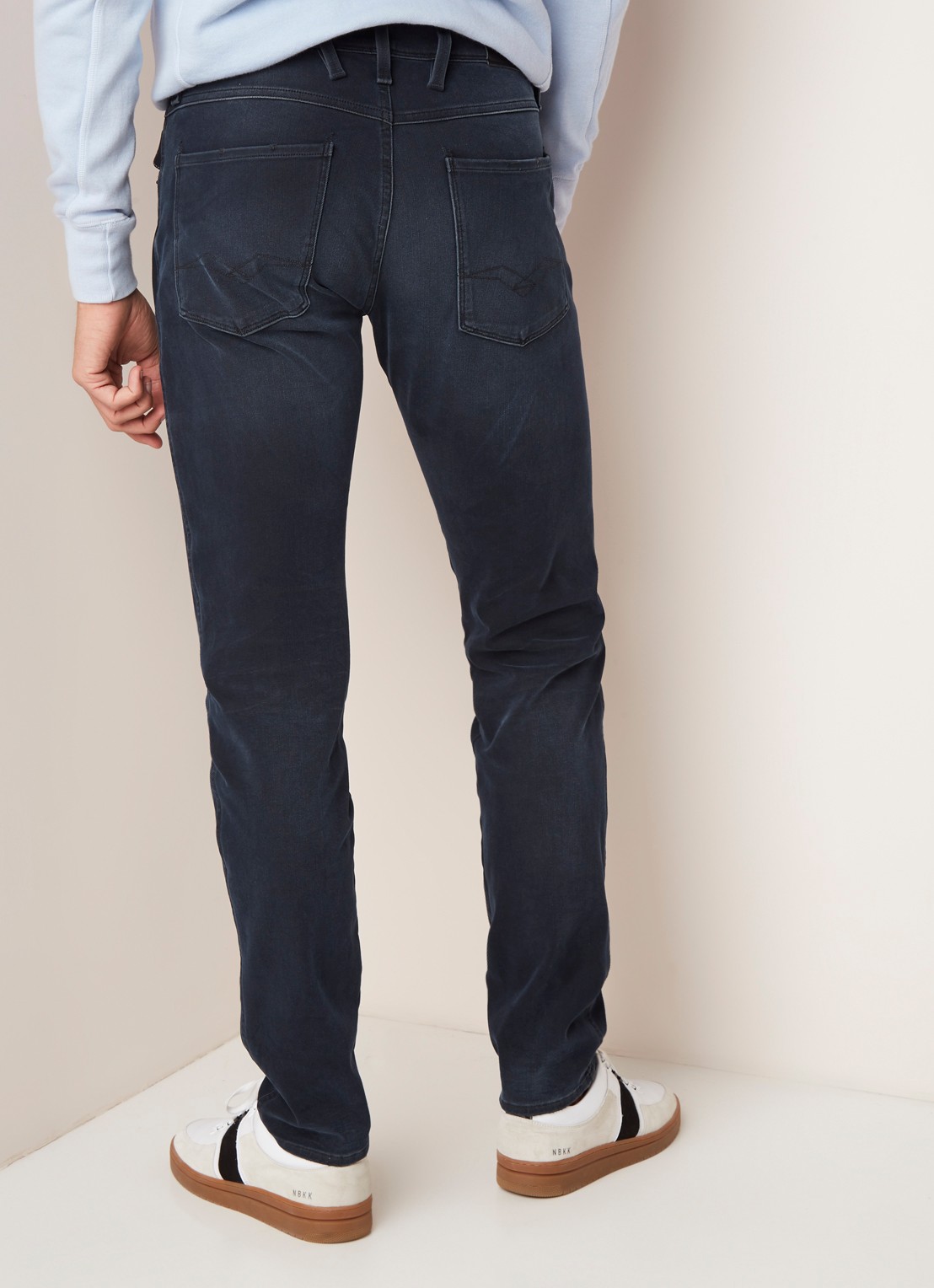 Replay Anbass Hyperflex+ tapered jeans met stretch - achterkant indigo