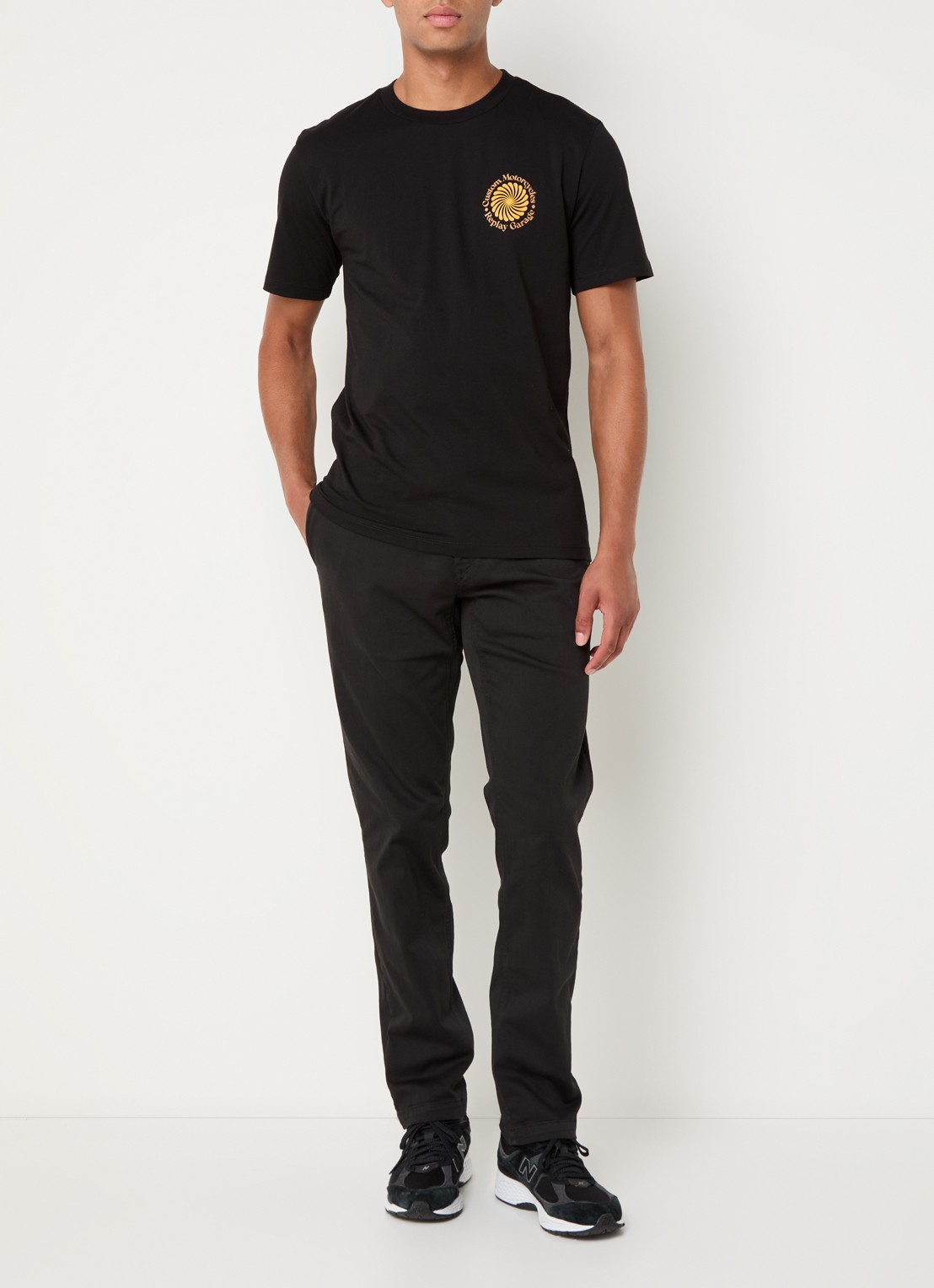 Replay Benni straight fit chino met steekzakken - voorkant 2 zwart
