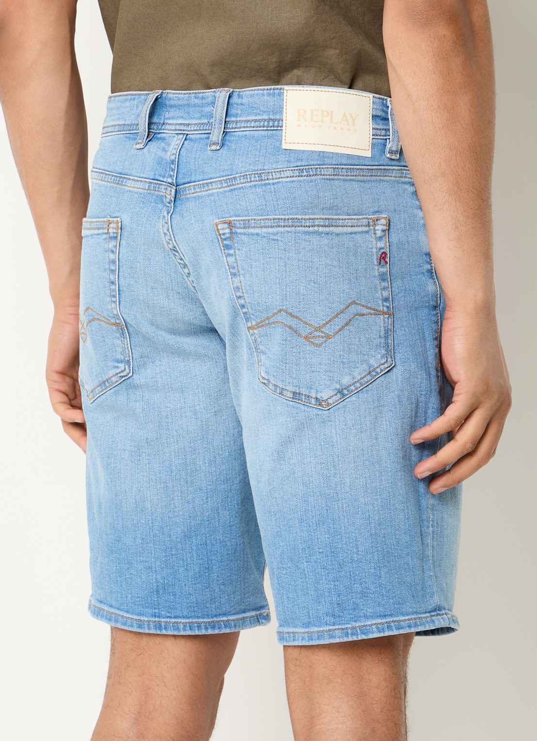 Replay Grover straight fit korte broek van denim met lichte wassing - achterkant indigo