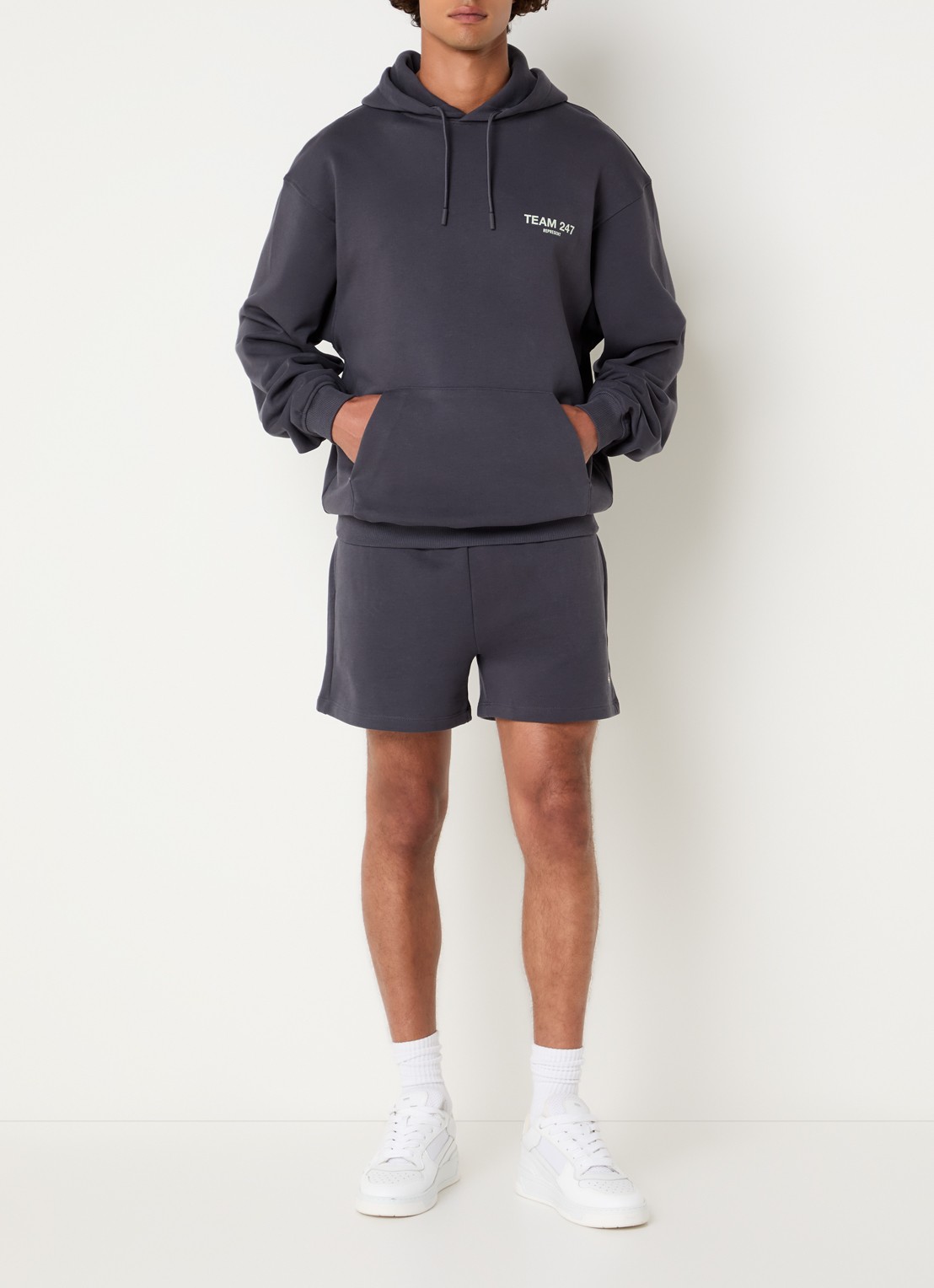 Represent 247 hoodie met logo- en backprint - voorkant 2 antraciet