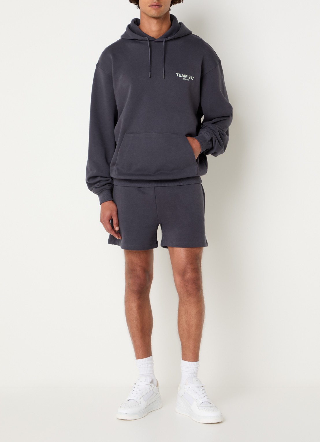 Represent 247 loose fit korte joggingbroek met logo - voorkant 3 antraciet