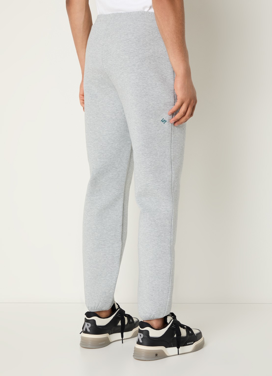 Represent 247 Numbers tapered fit joggingsbroek met logo en steekzakken - achterkant grijsmele