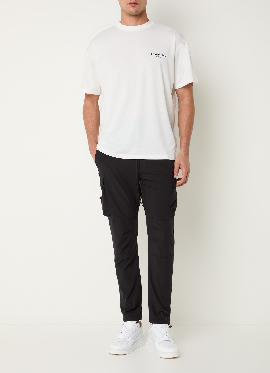 Represent 247 tapered fit cargobroek met klepzakken - voorkant 2 zwart