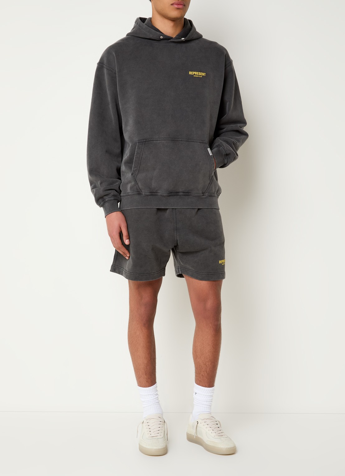 Represent Owners Club hoodie met logo- en backprint - voorkant 5 antraciet