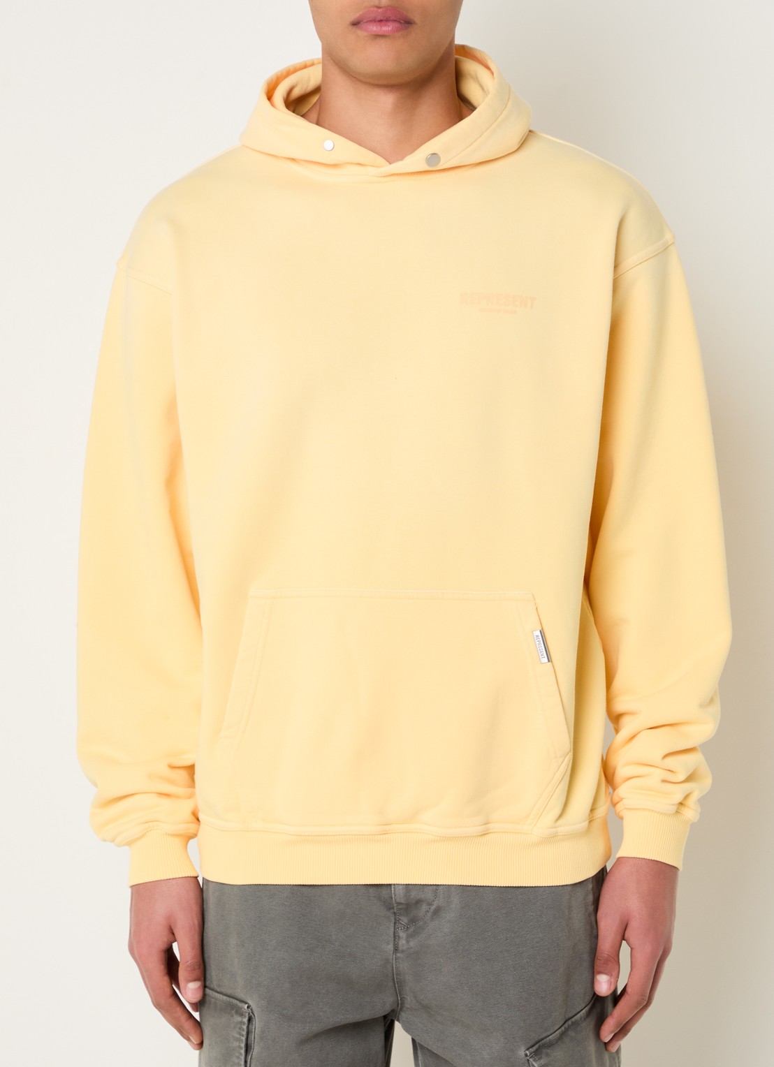 Represent Owners Club hoodie met logo- en backprint - achterkant geel