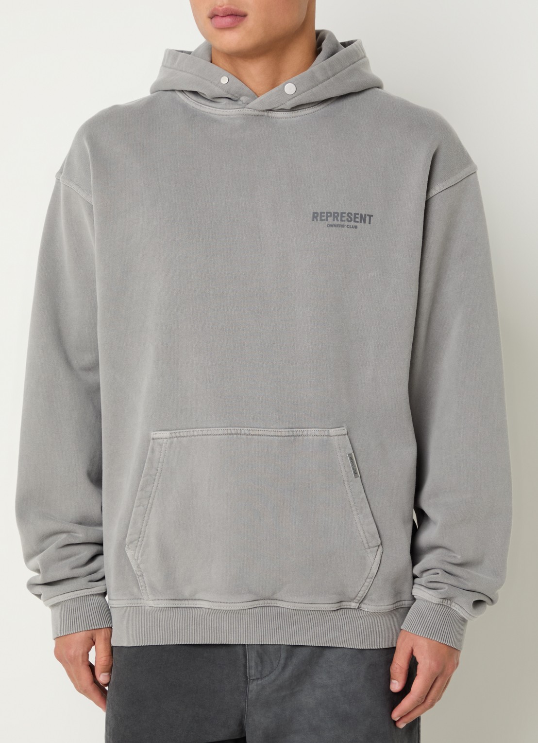 Represent Owners Club hoodie met logo- en backprint - detail grijs