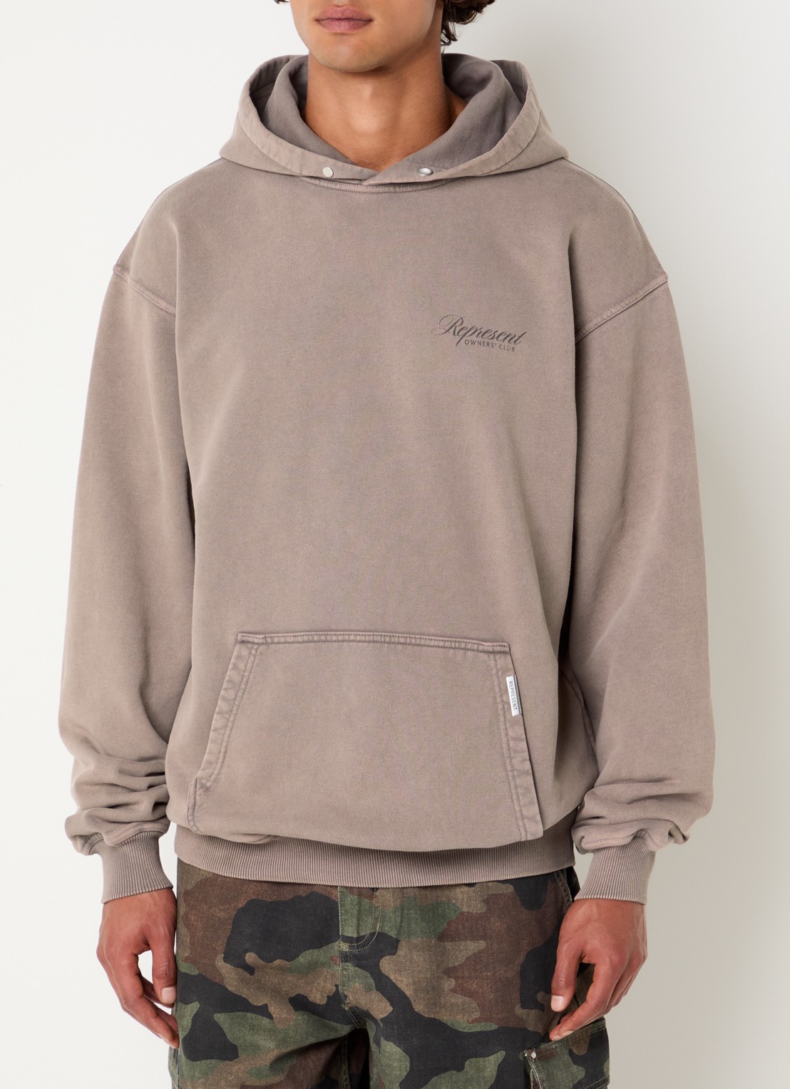 Represent Owners Club hoodie met logo- en backprint - achterkant beige