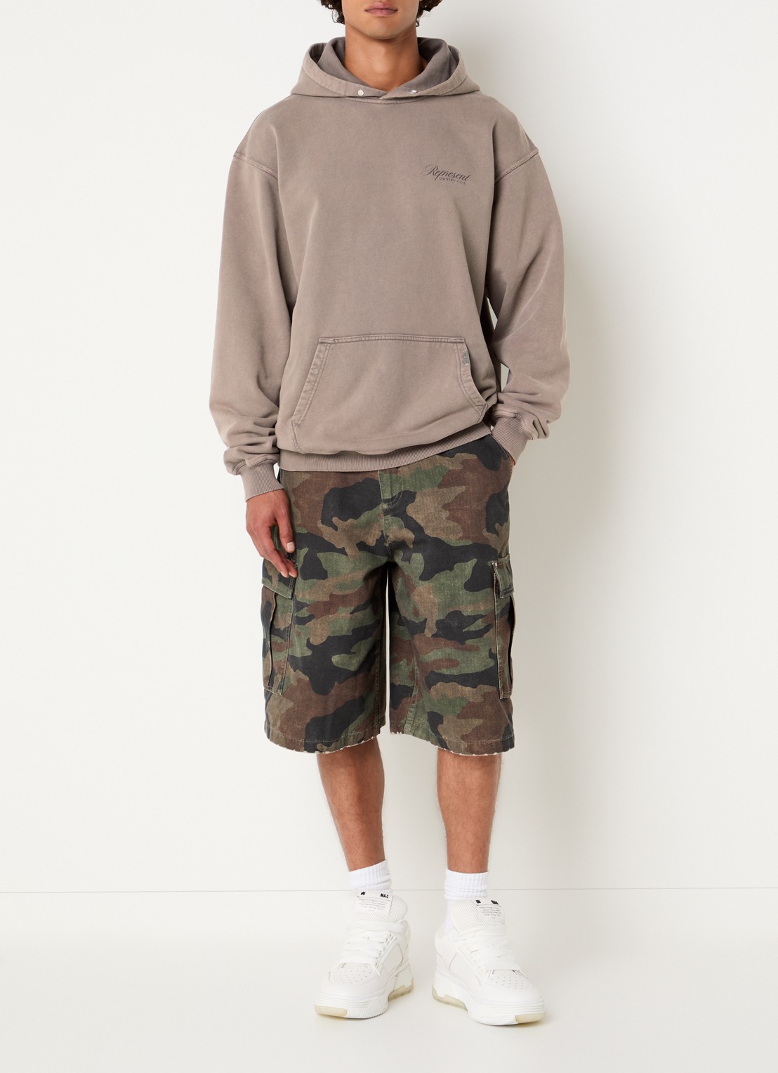 Represent Owners Club hoodie met logo- en backprint - voorkant 5 beige