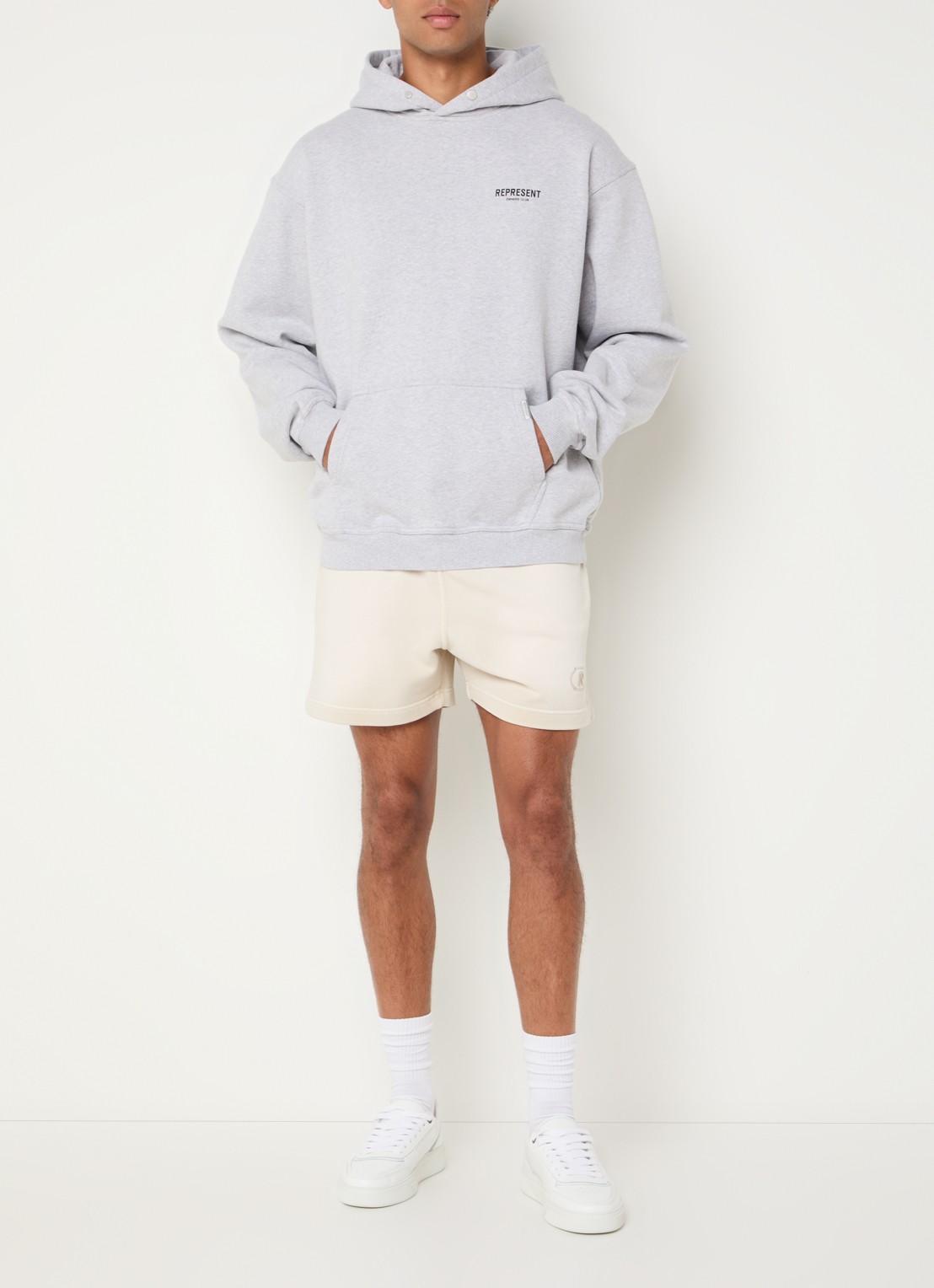 Represent Owners Club hoodie met logo- en backprint - voorkant 4 grijsmele