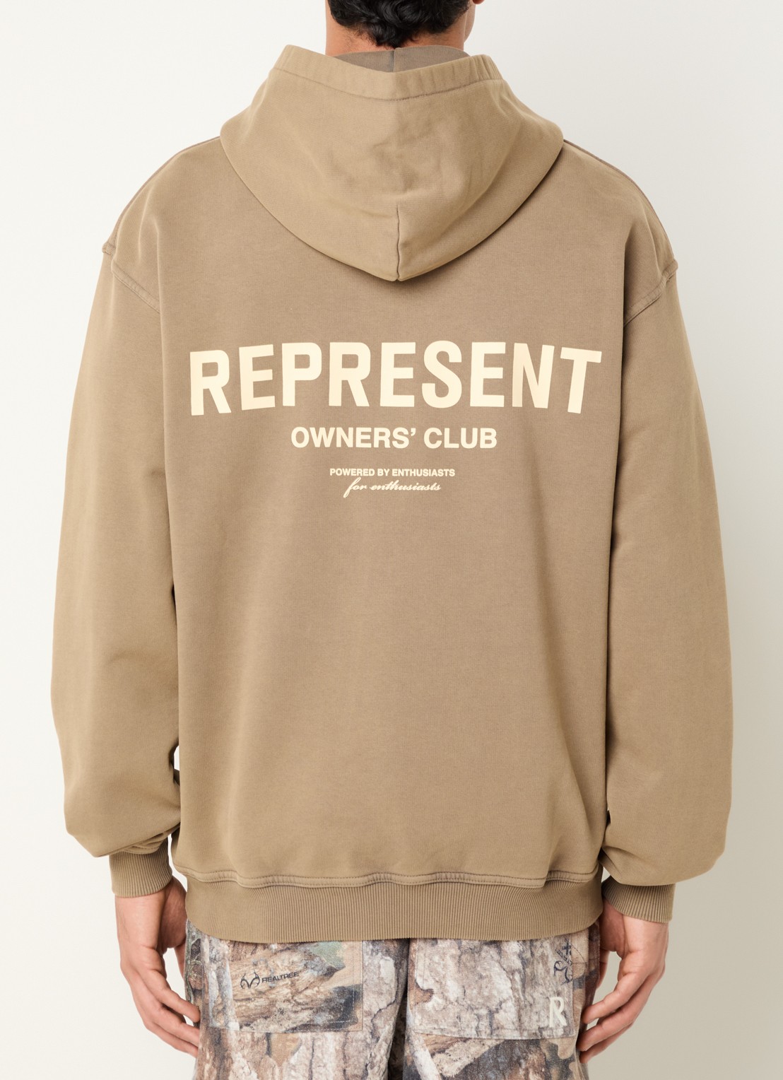 Represent Owners Club hoodie met logo- en backprint - detail camel