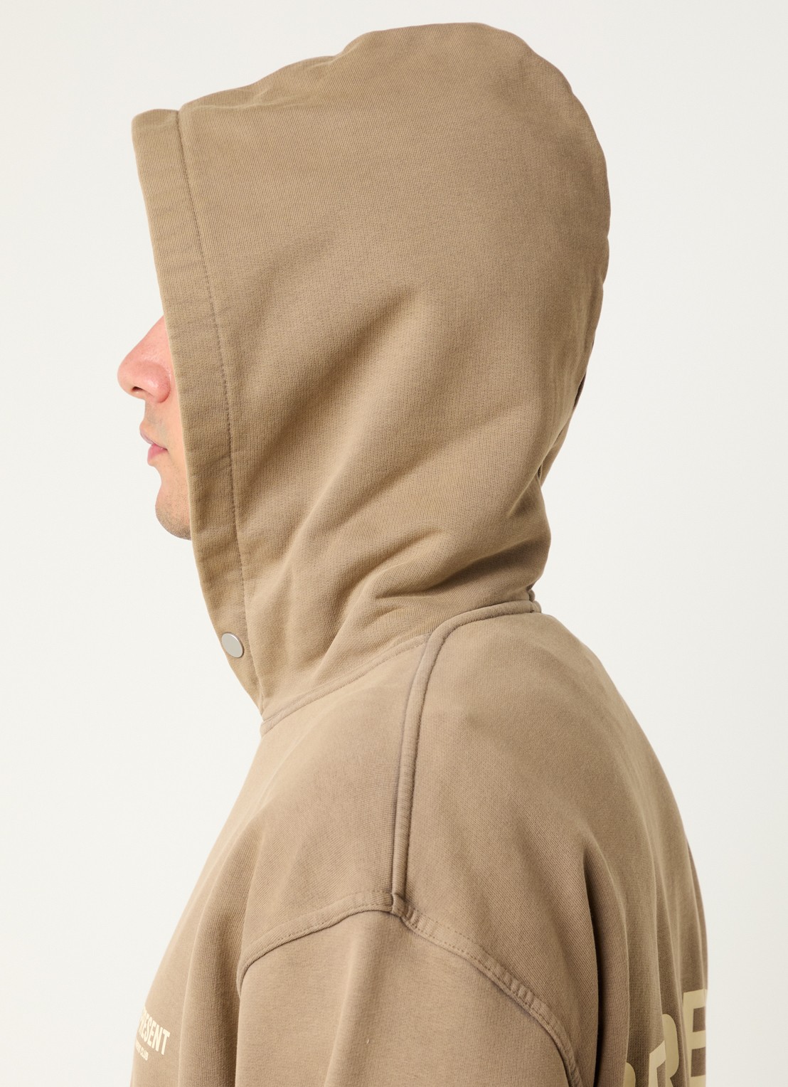 Represent Owners Club hoodie met logo- en backprint - detail 2 camel