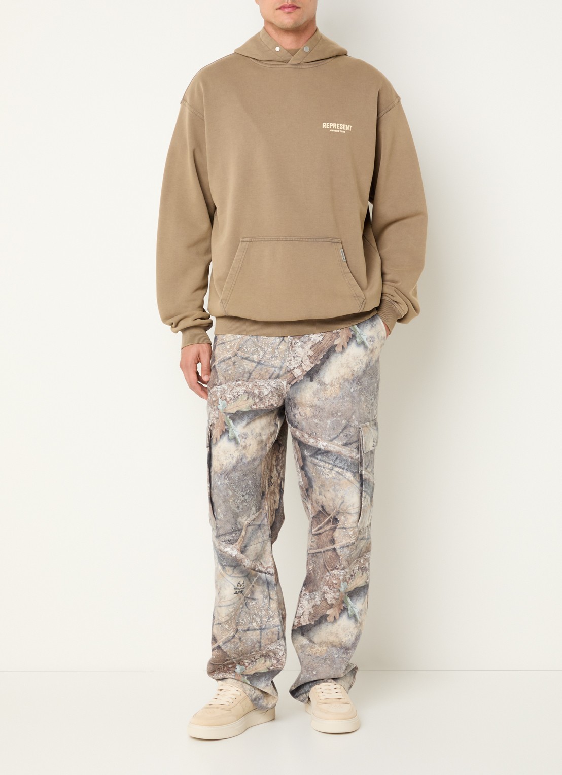 Represent Owners Club hoodie met logo- en backprint - voorkant 5 camel