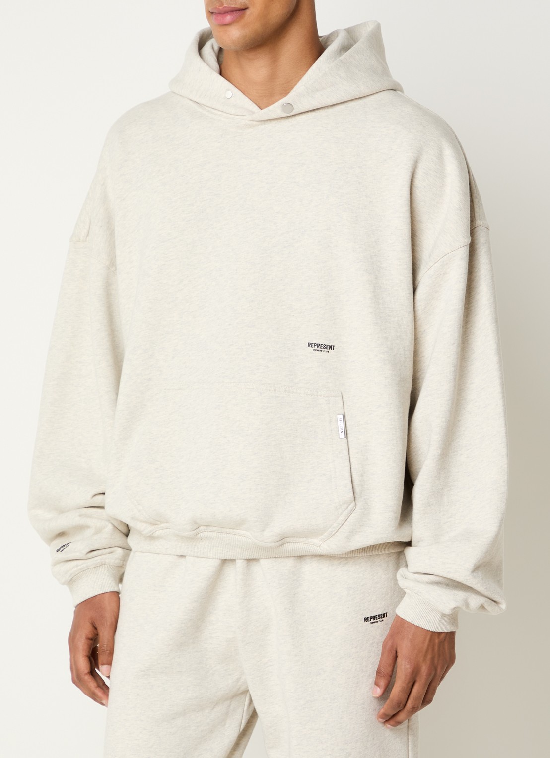 Represent Owners club hoodie met logo - detail 4 zand