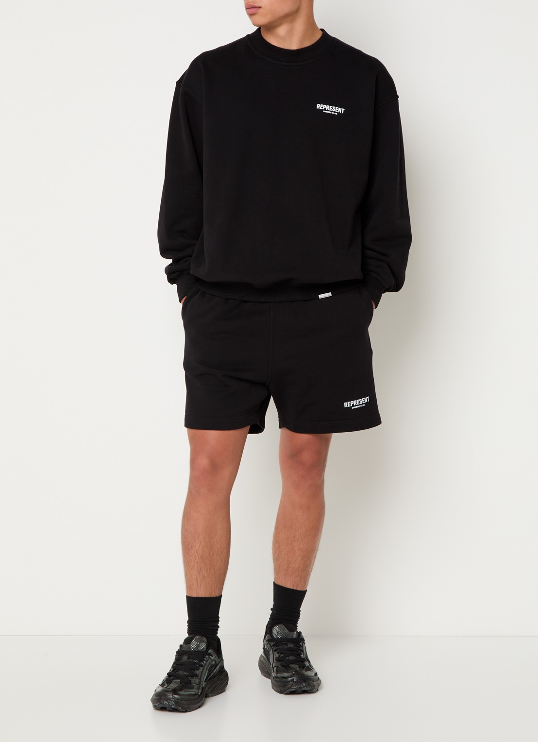 Represent Owners Club loose fit korte joggingbroek met logoprint - voorkant 2 zwart