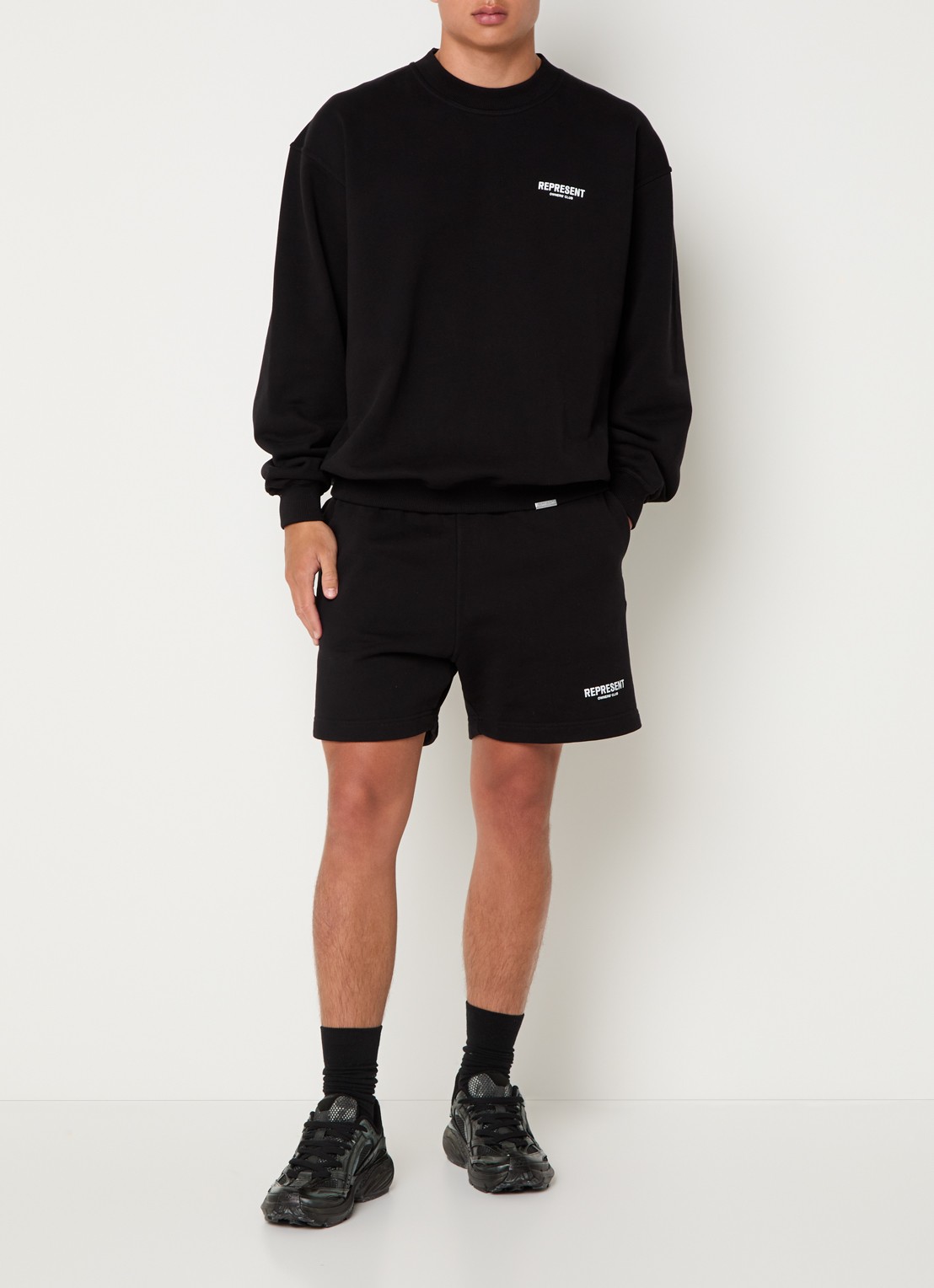 Represent Owners Club sweater met logo- en backprint - voorkant 3 zwart
