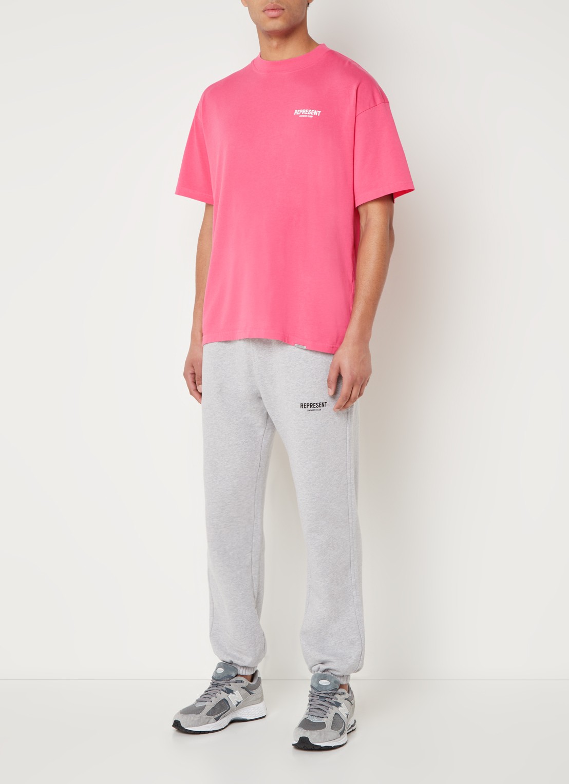 Represent Owners Club T-shirt met logo- en backprint - voorkant 2 roze