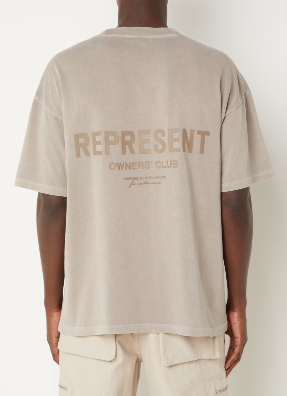 Represent Owners Club T-shirt met logo- en backprint - detail 2 zand
