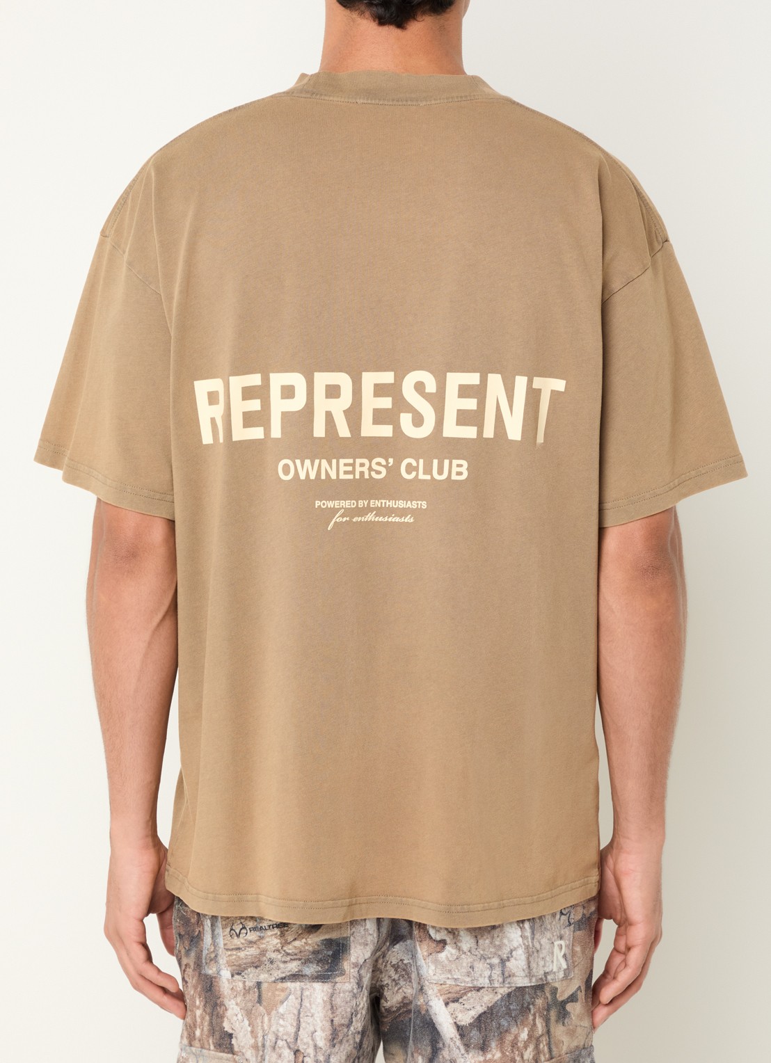 Represent Owners Club T-shirt met logo- en backprint - detail 4 camel