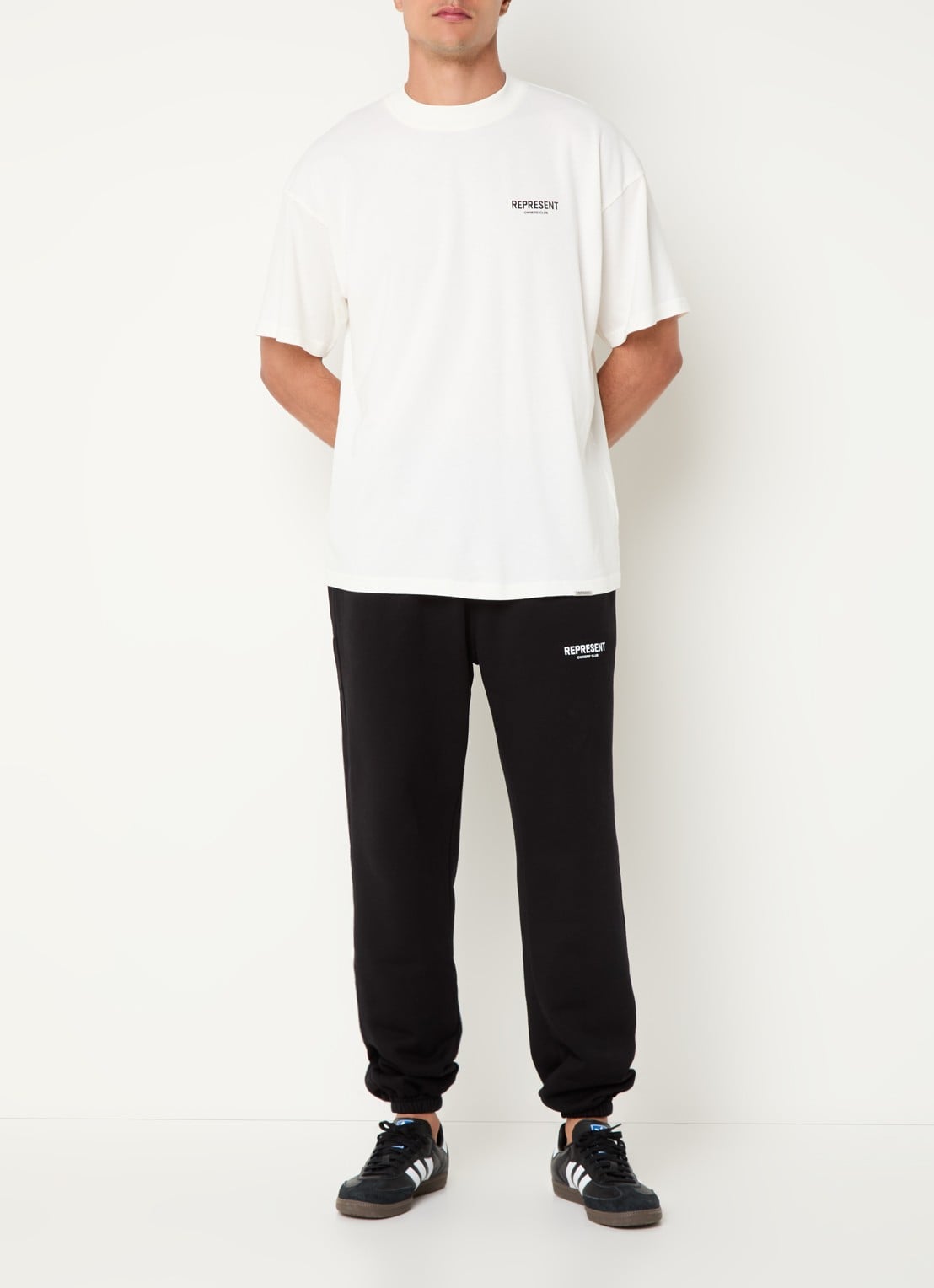 Represent Owners Club tapered fit joggingbroek met logo en steekzakken - voorkant 2 zwart