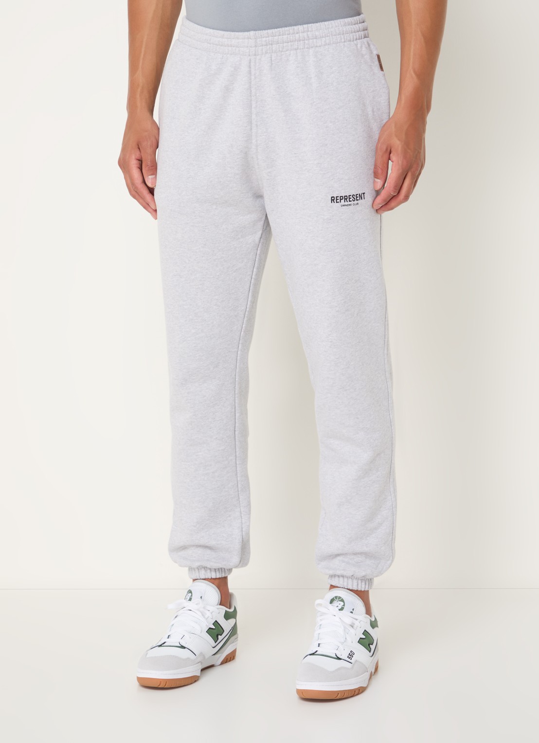 Represent Owners Club tapered fit joggingbroek met logo en steekzakken - detail 4 grijsmele