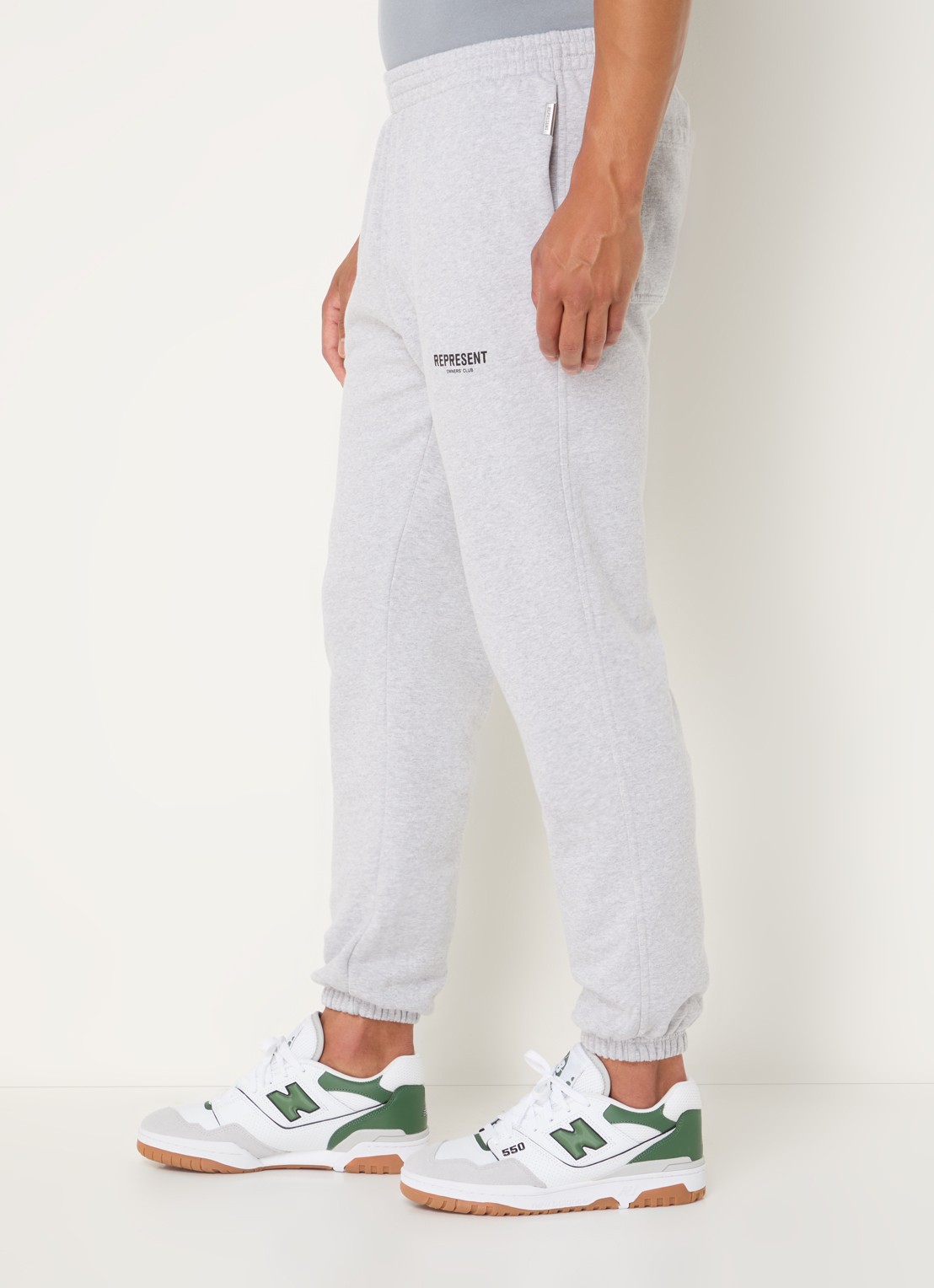 Represent Owners Club tapered fit joggingbroek met logo en steekzakken - detail 5 grijsmele