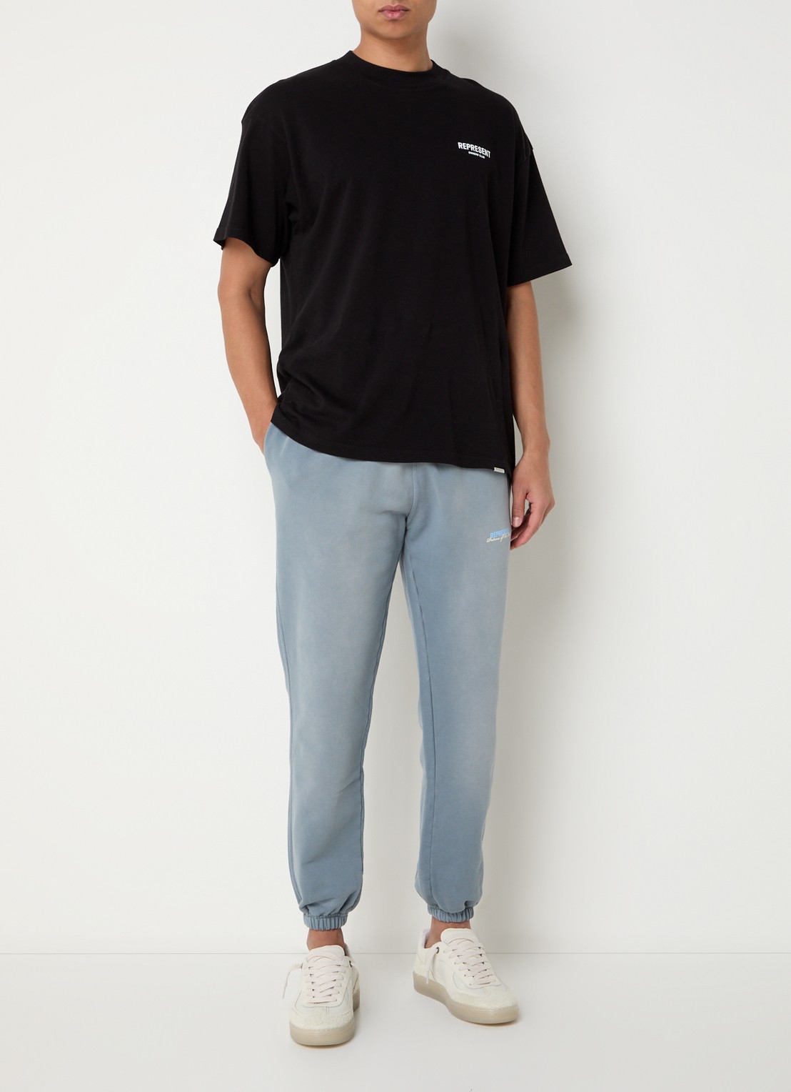 Represent Patron Of The Club tapered fit joggingbroek met verwassen afwerking en steekzakken - voorkant 2 staalblauw