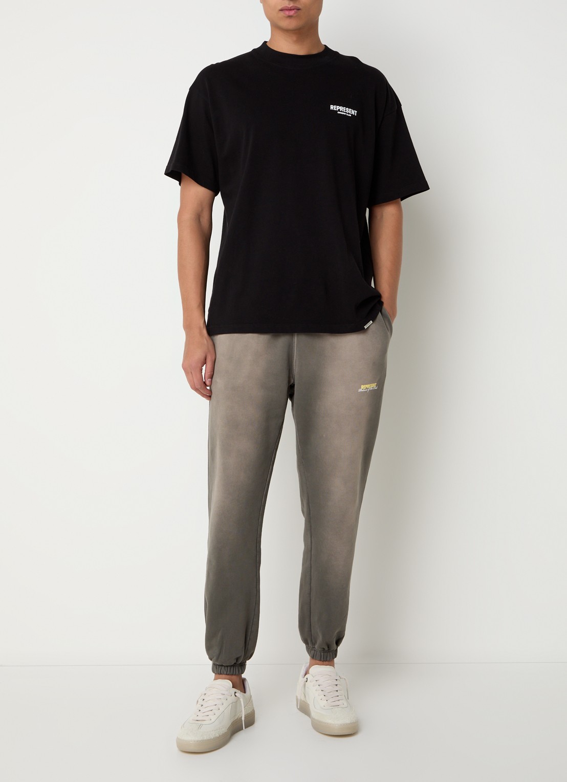 Represent Patron Of The Club tapered fit joggingbroek met verwassen afwerking en steekzakken - voorkant 2 olijfgroen