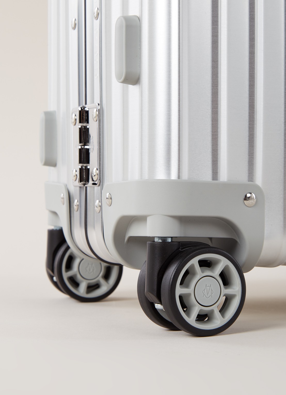 Rimowa Classic Cabin S spinner 55 cm - detail 4 zilver