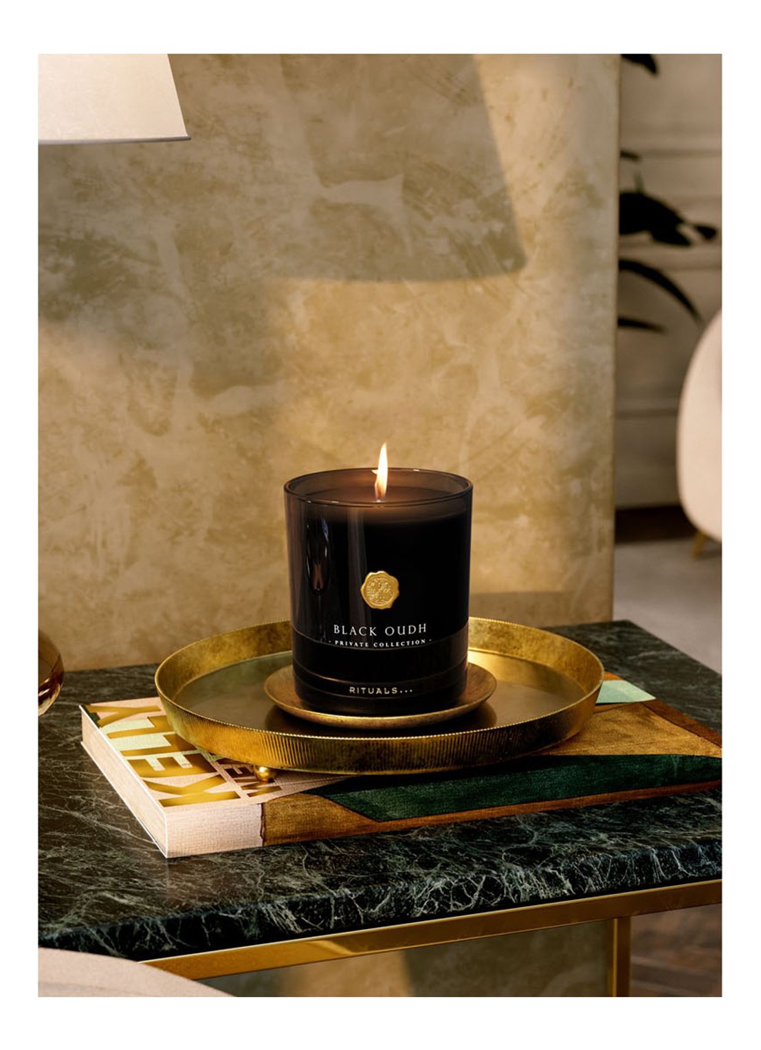 Rituals Black Oudh Scented Candle - geurkaars 360 gram - detail 2 undefined