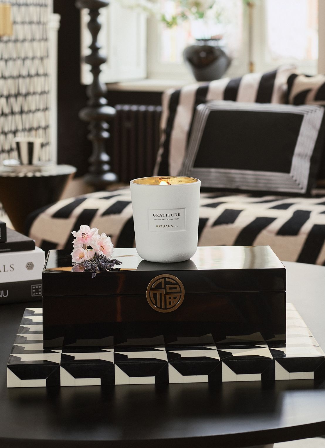 Rituals Gratitude Scented Candle - geurkaars 360 gram - detail 3 undefined