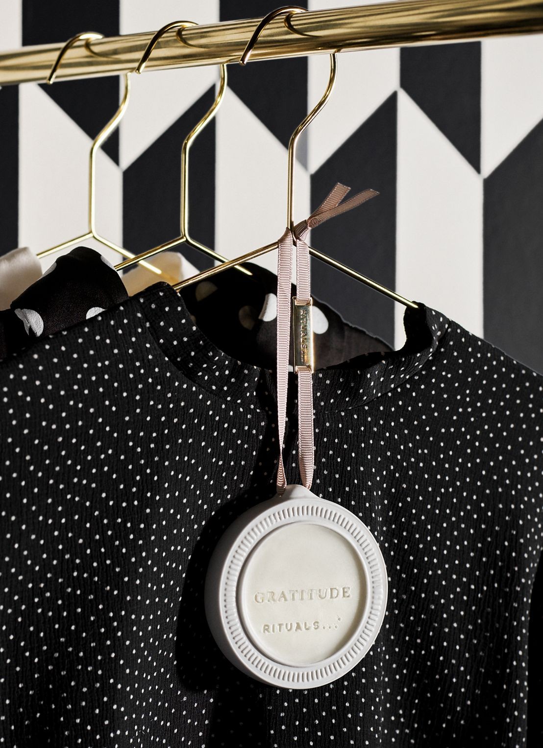 Rituals Gratitude Wardrobe Fragrance - kledingparfum - detail 3 beige