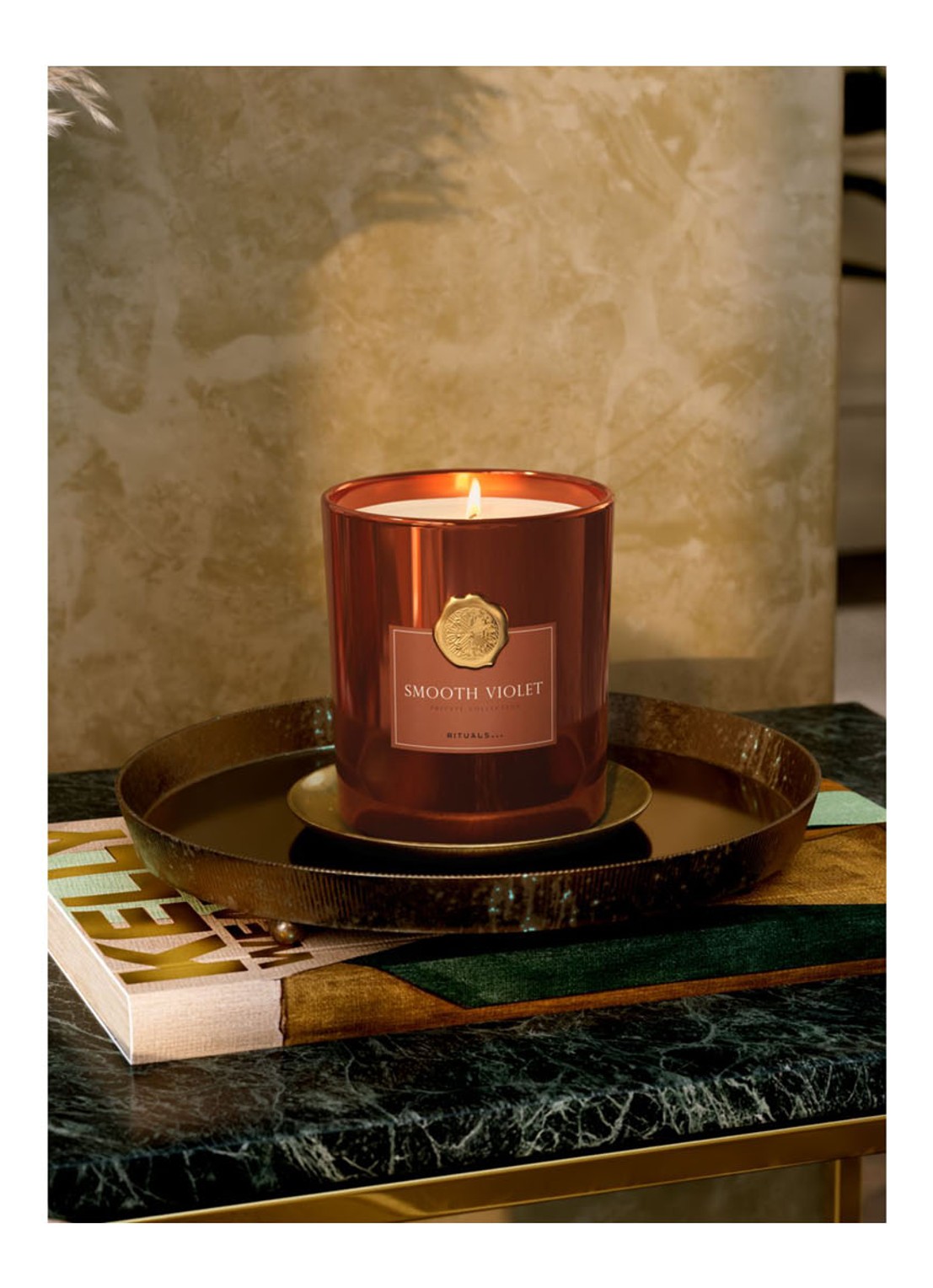 Rituals Smooth Violet geurkaars 360 cm - detail 4 oranjebruin