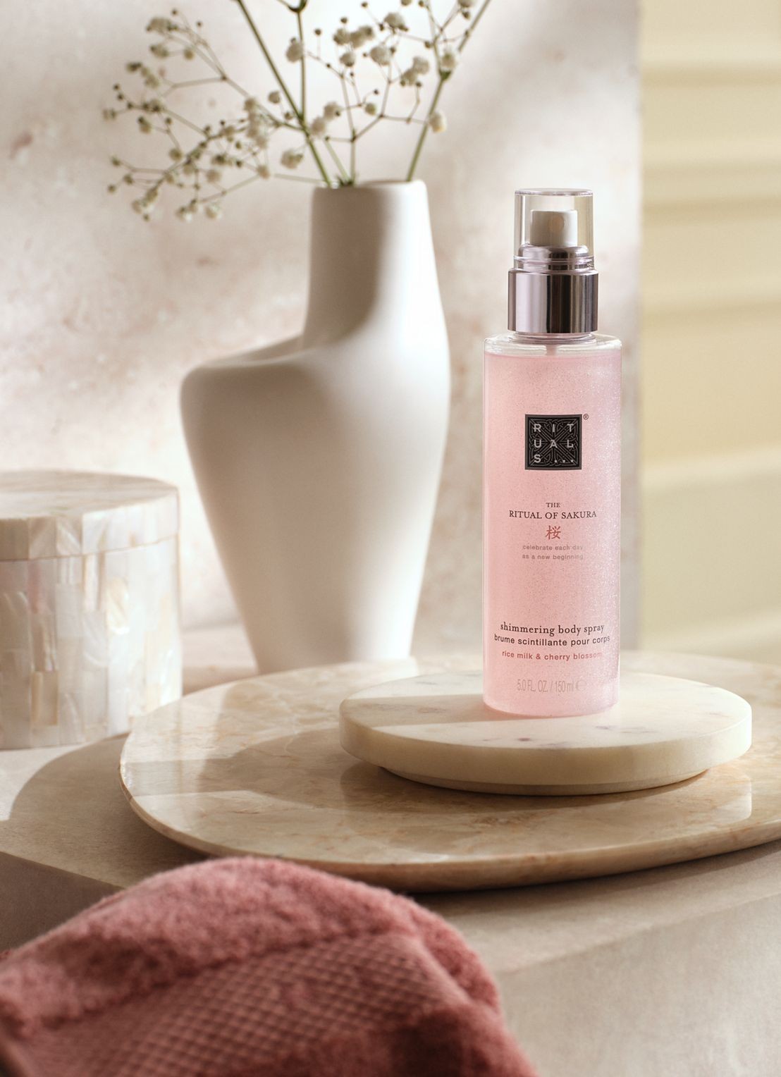 Rituals The Ritual of Sakura Shimmering Body Spray 150 ml - detail 4 beige