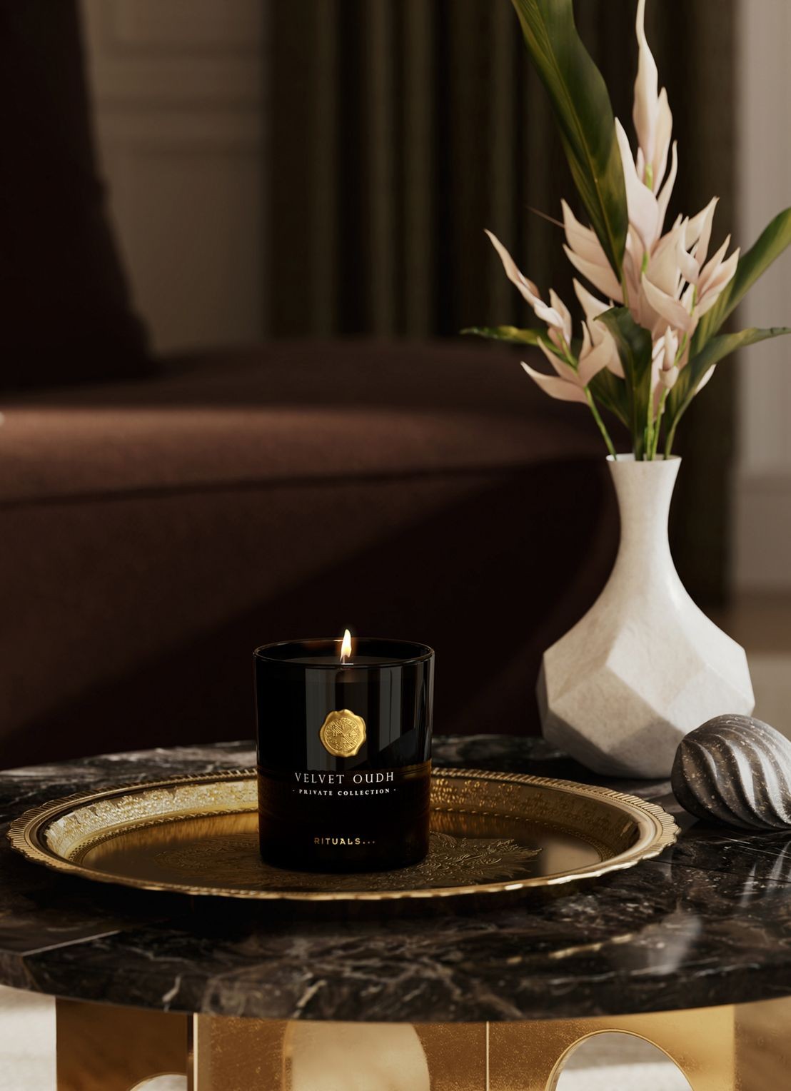 Rituals Velvet Oudh Scented Candle - geurkaars 360 gram - detail 2 beige