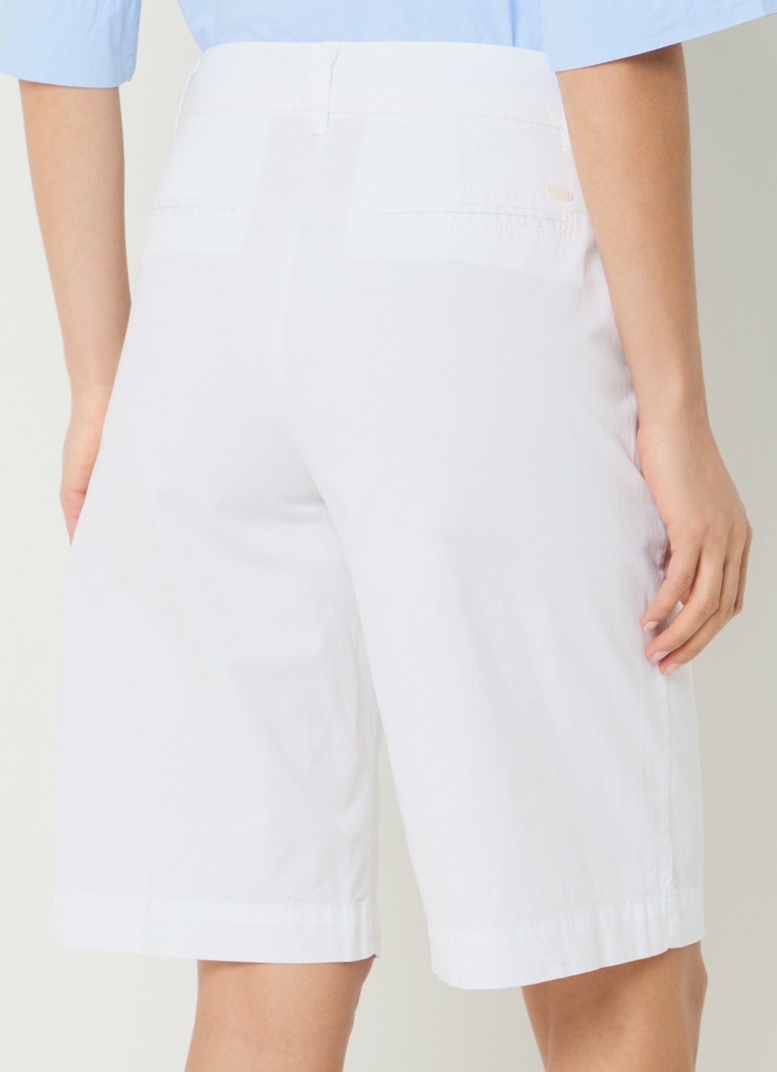 River Woods Base mid waist straight fit korte broek van katoen  - achterkant wit