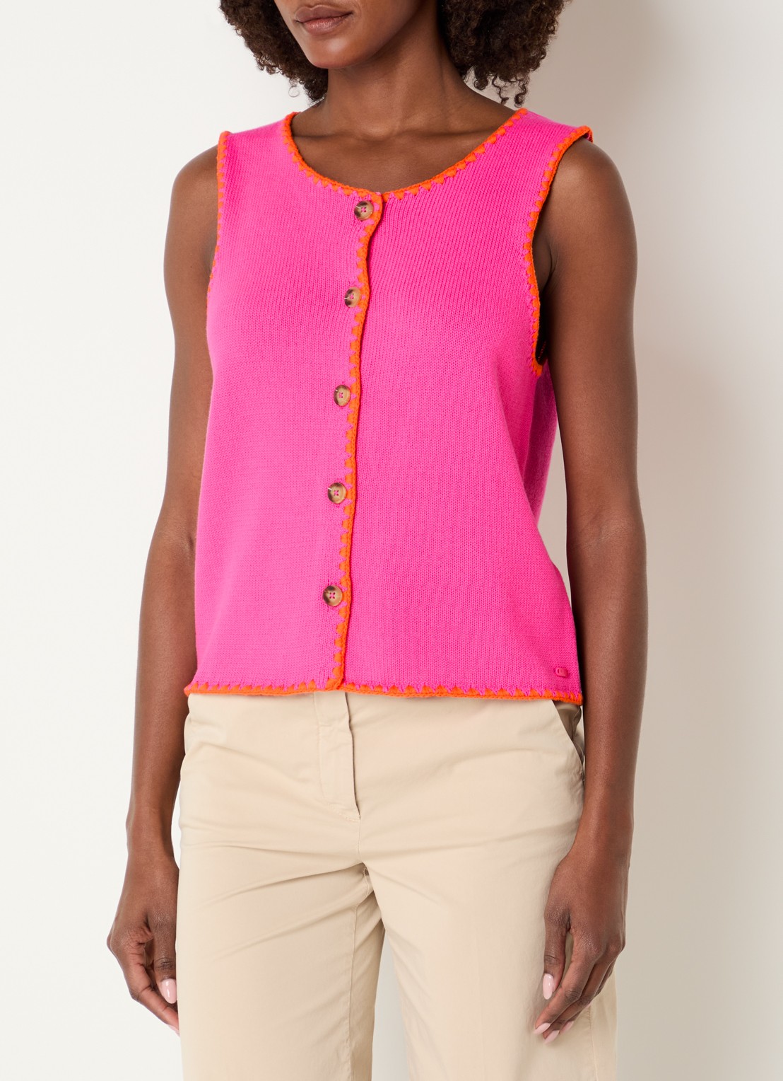 River Woods Grofgebreid gilet met ronde hals - detail fuchsia