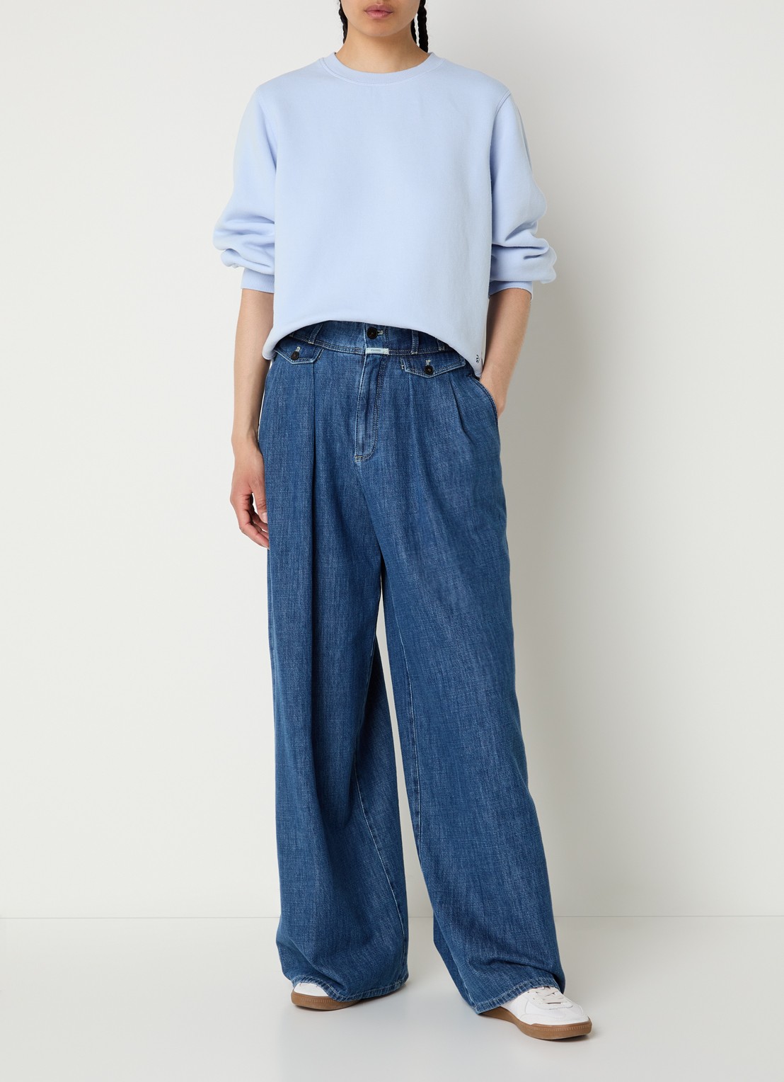 River Woods Sweater met borduring - voorkant 2 lichtblauw