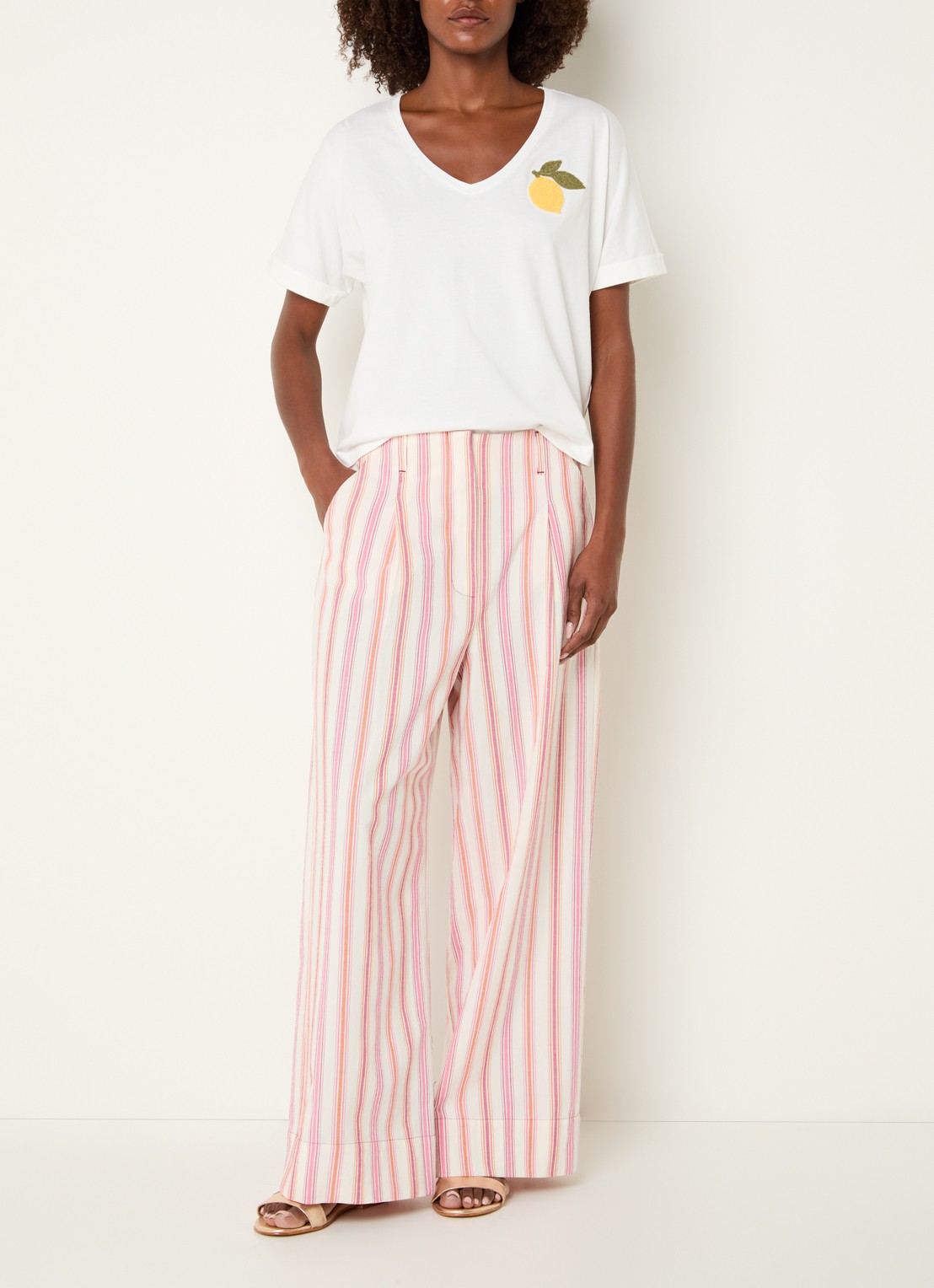 River Woods T-shirt met print en V-hals  - voorkant 2 wit